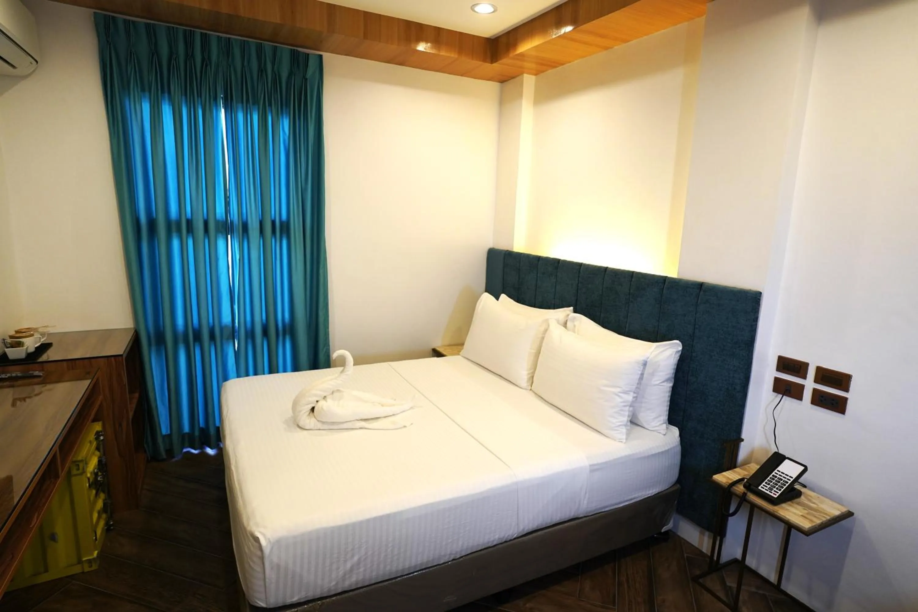 Bed in Lighthouse Point Hotel