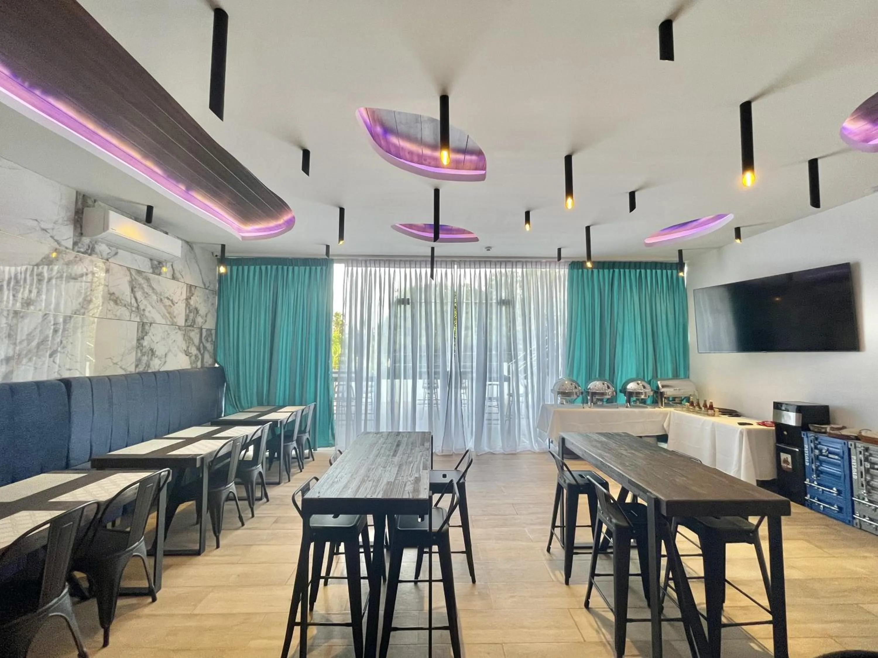 Restaurant/places to eat in Lighthouse Point Hotel