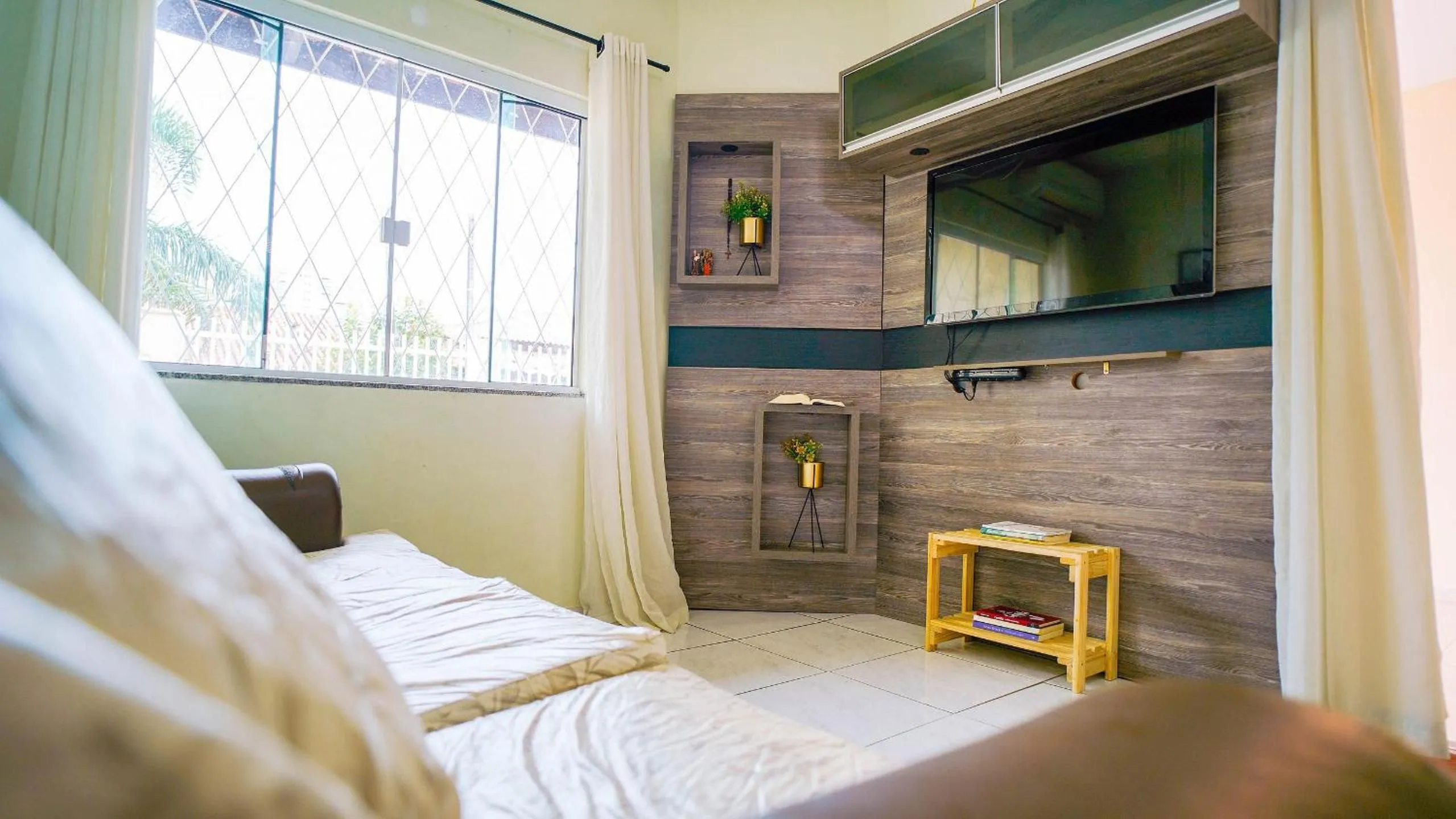 Living room, Bed in Ótima casa apenas 50metros da praia - em Balneário Piçarras