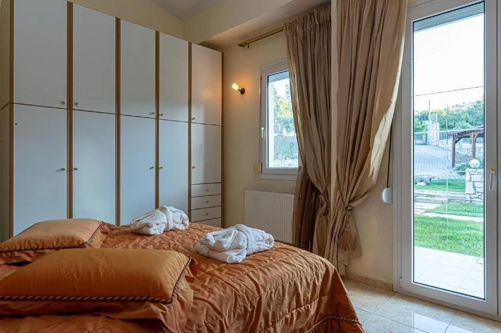 Rafkos Mansion with Private Pool and Amazing View