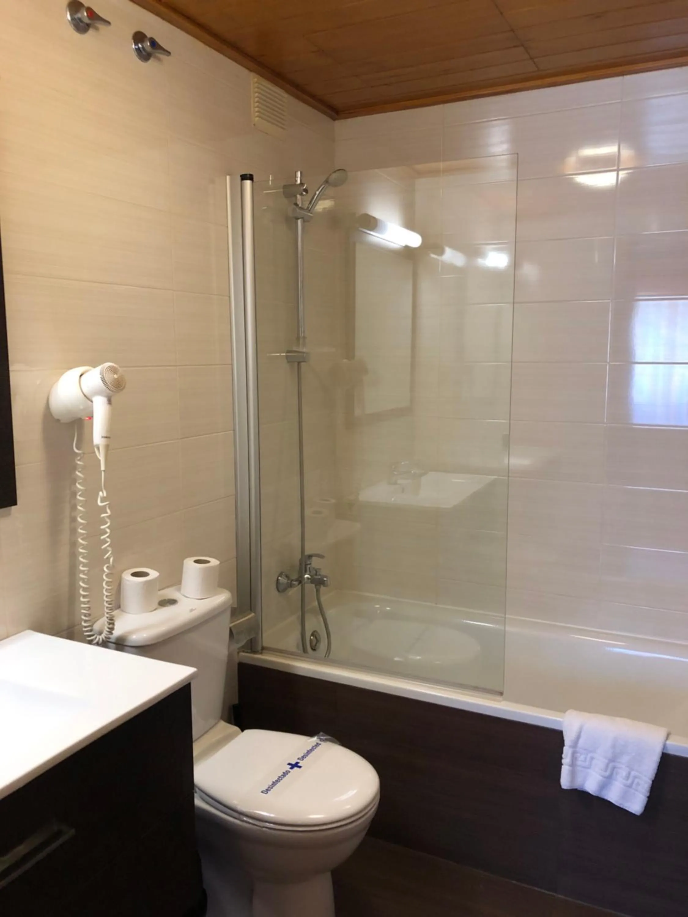 Shower in Hotel Solineu