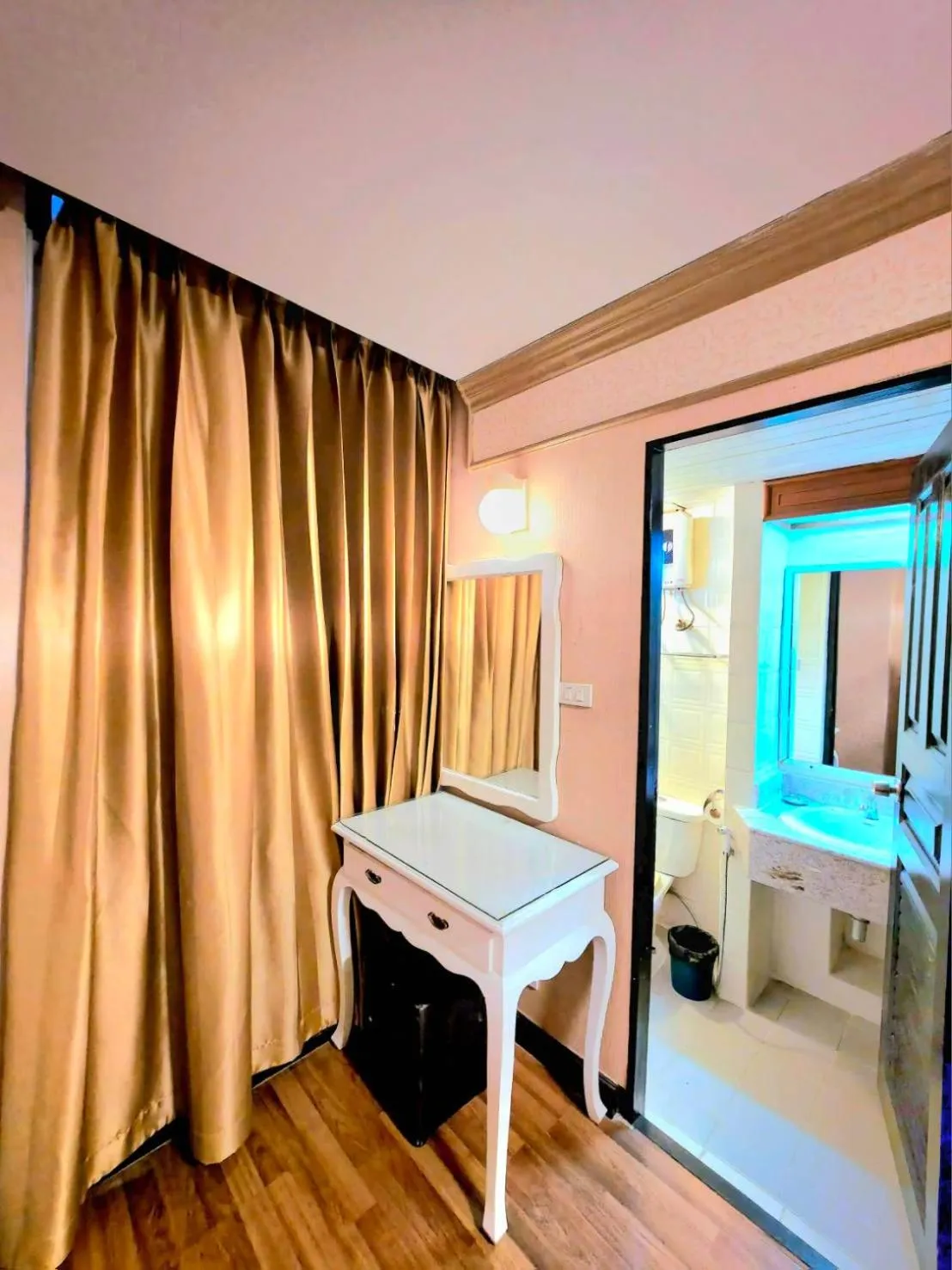 Bed in Hotel De Khuvieng