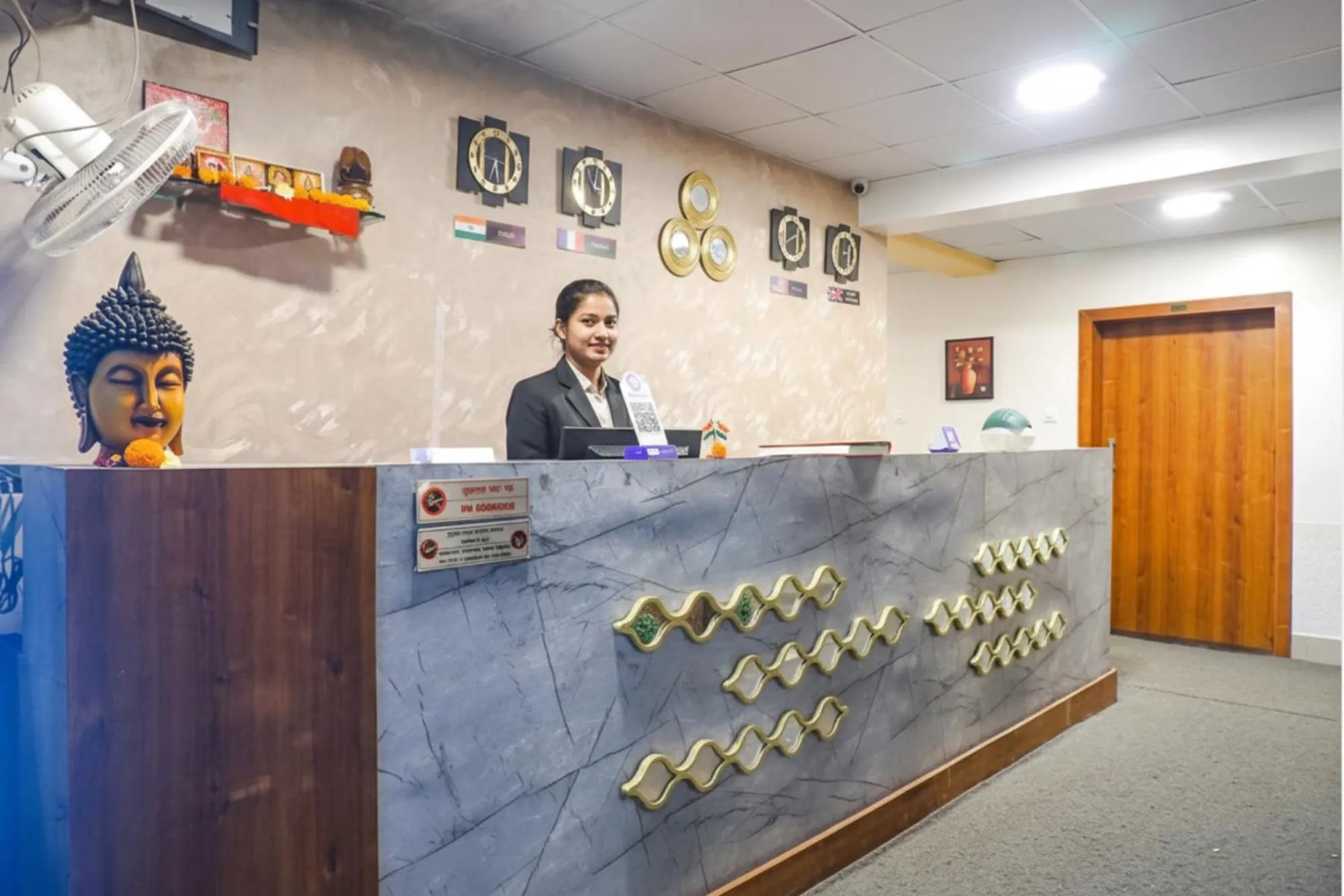 Lobby or reception in FabHotel Embassy near Amanora Mall