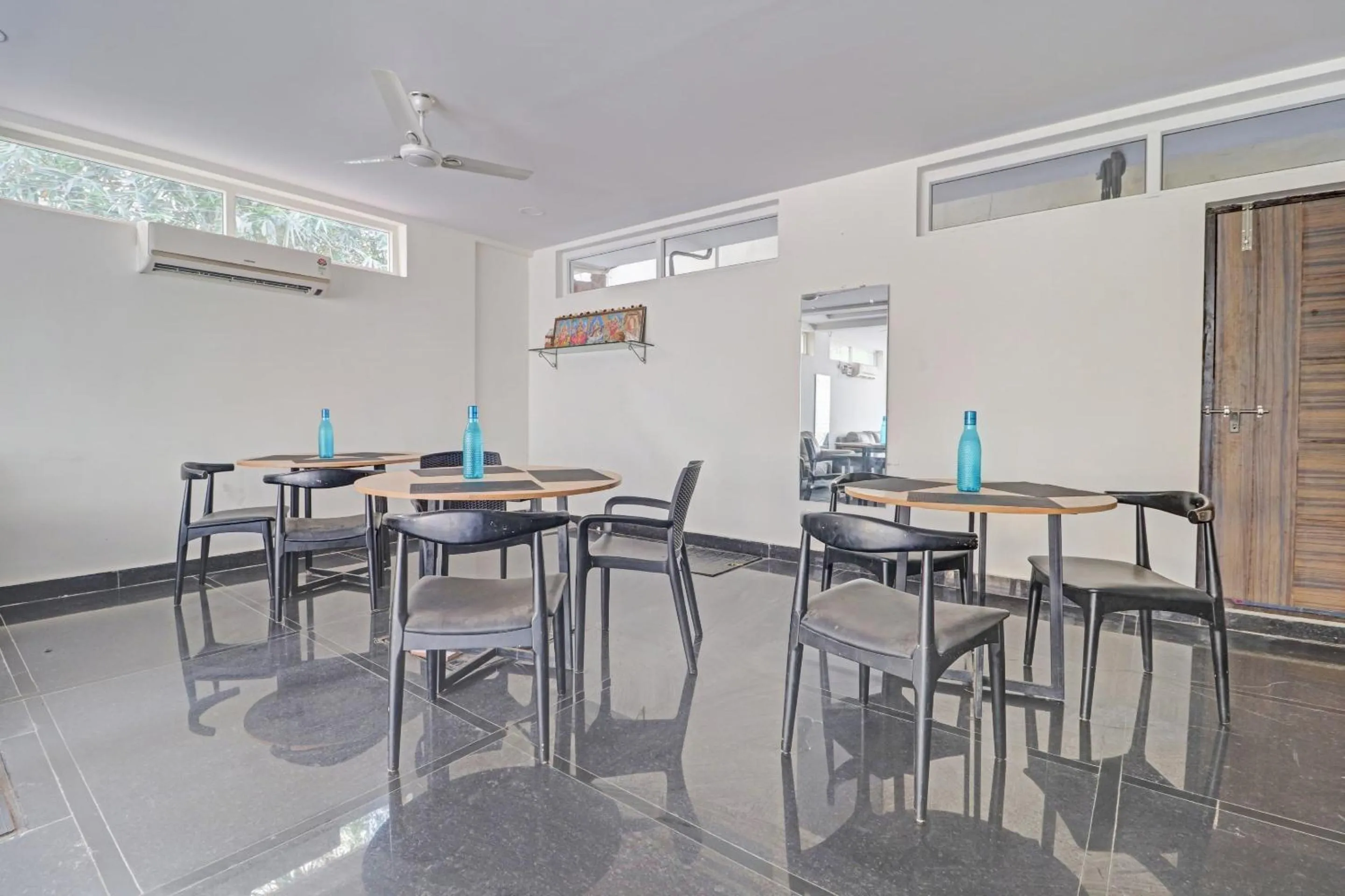 Dining area in Collection O SS Metro Ritz