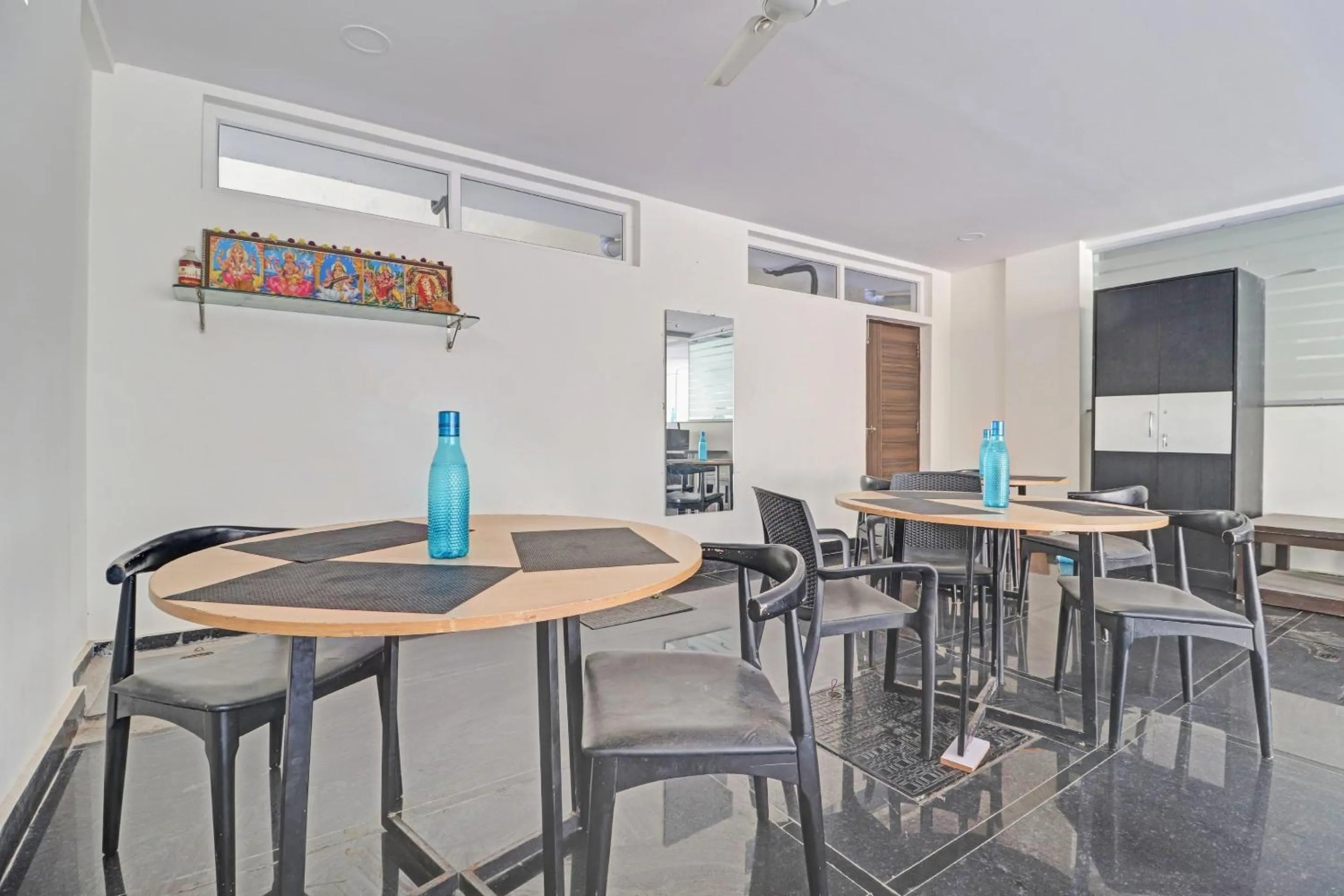 Dining area in Collection O SS Metro Ritz