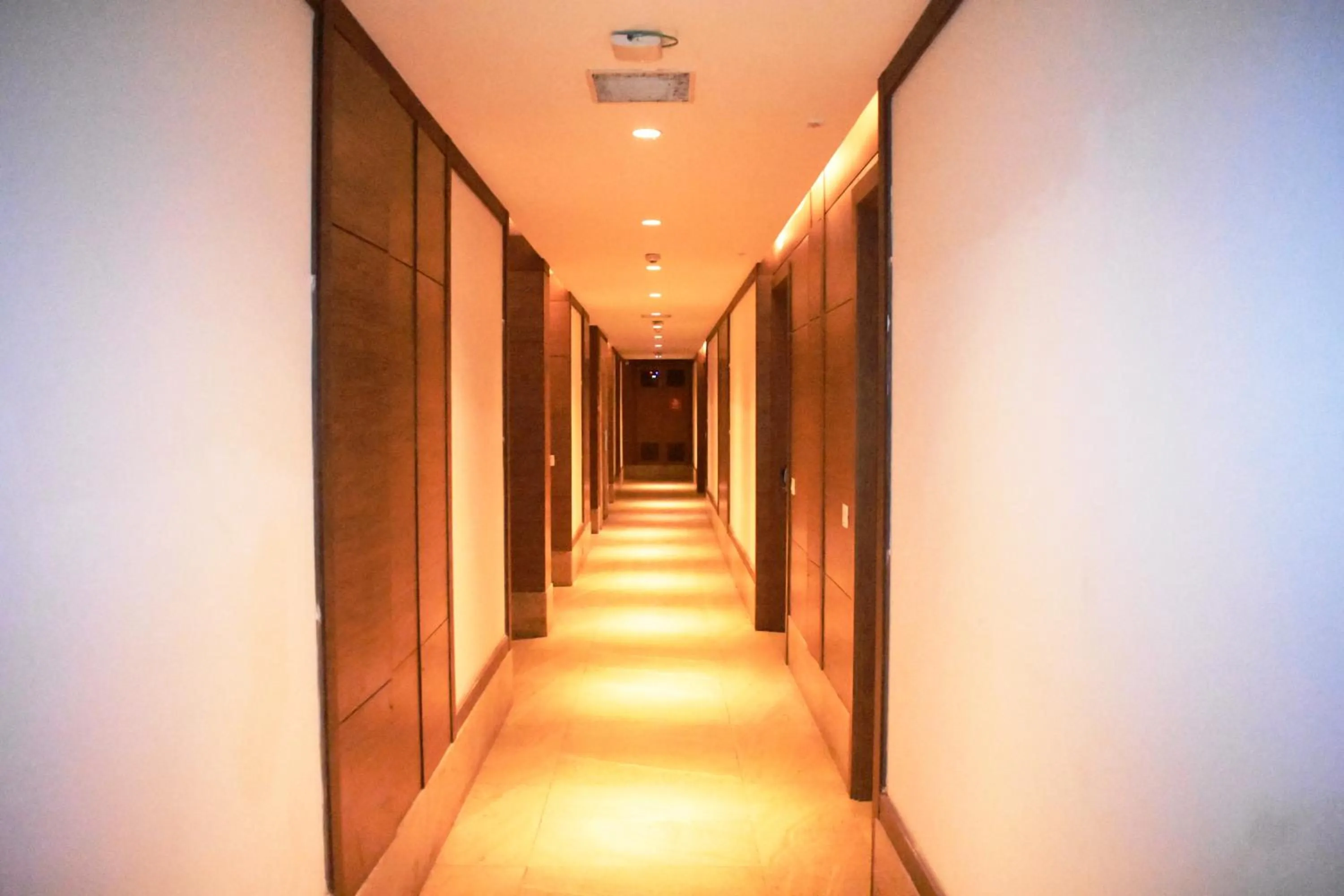 Lobby or reception in Lemonwood Suites by F9 Hotels - Trivoli Garden Chhatarpur