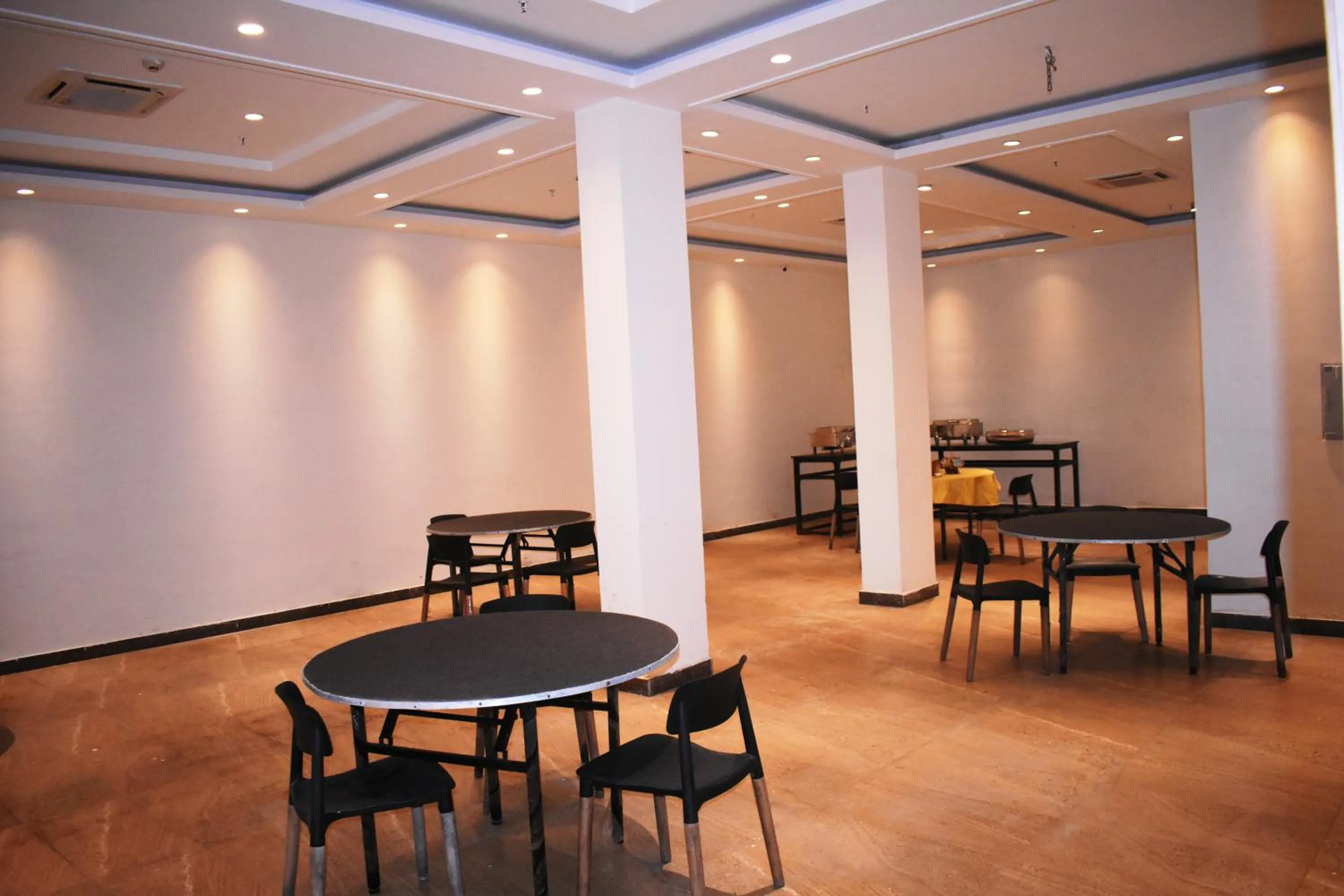 Restaurant/Places to Eat in Lemonwood Suites by F9 Hotels - Trivoli Garden Chhatarpur