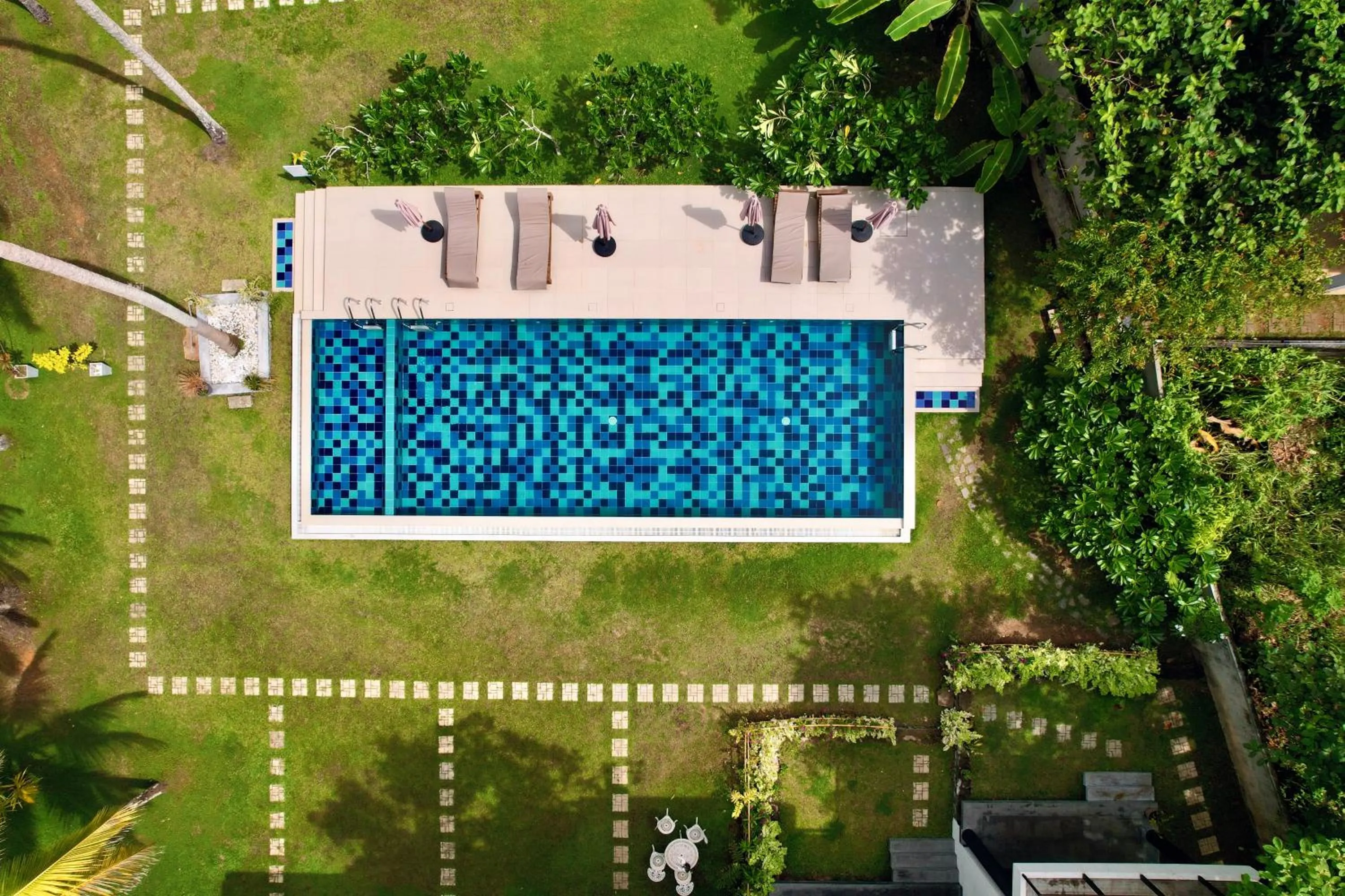 Swimming pool in Mango Tree Villa Bentota