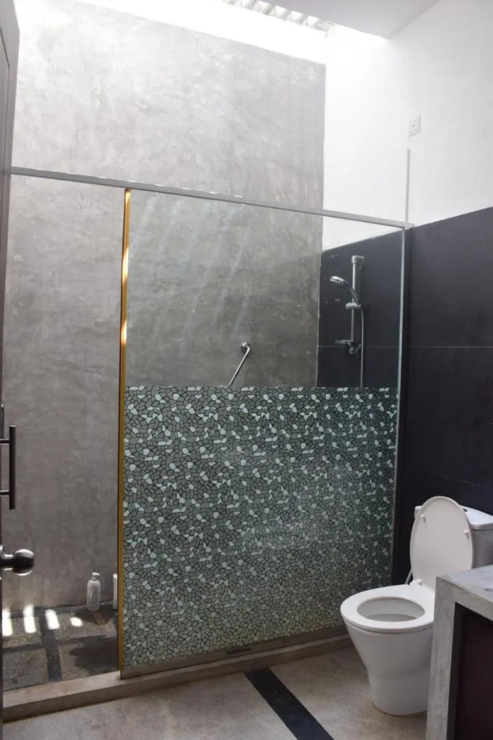 Toilet in Mango Tree Villa Bentota