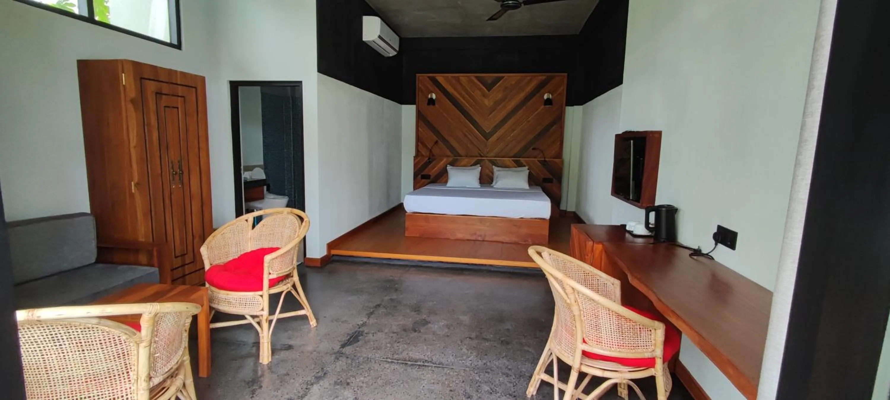 Photo of the whole room, Bed in Mango Tree Villa Bentota