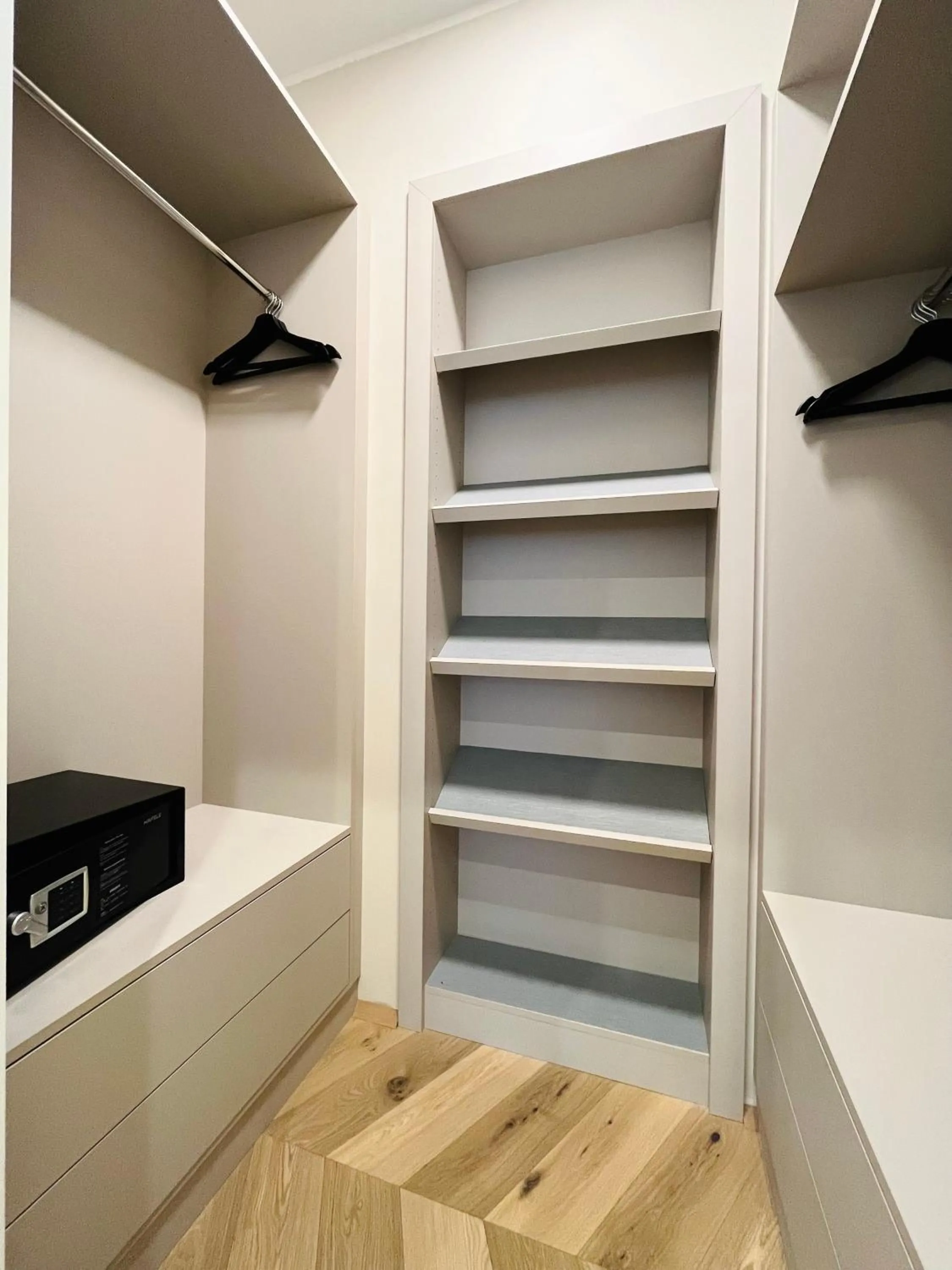 wardrobe in Luxury Home / 3-Raum-Suite an der Frauenkirche / 6