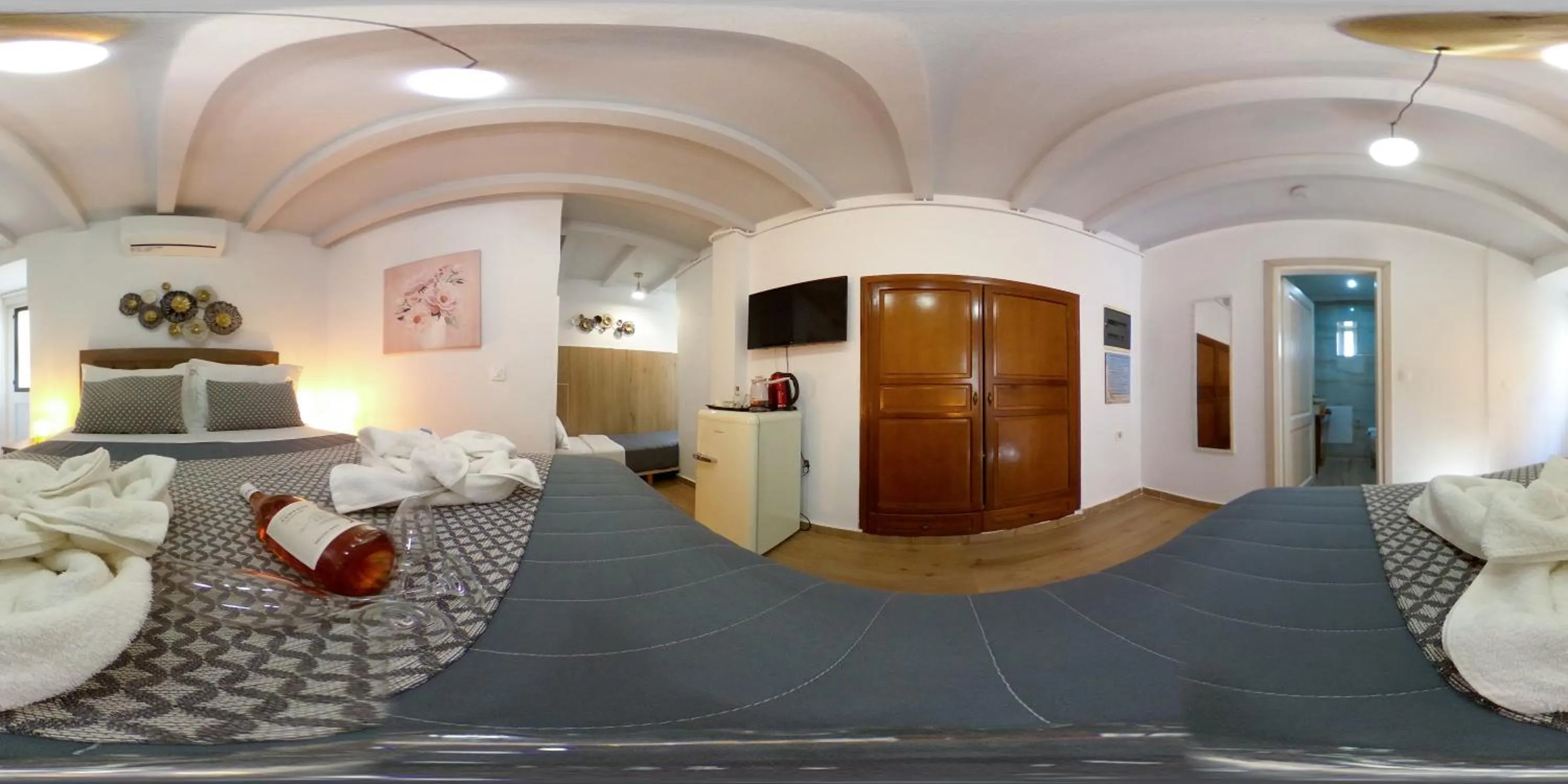 Photo of the whole room, Bed in Bozzali Deluxe Hotel