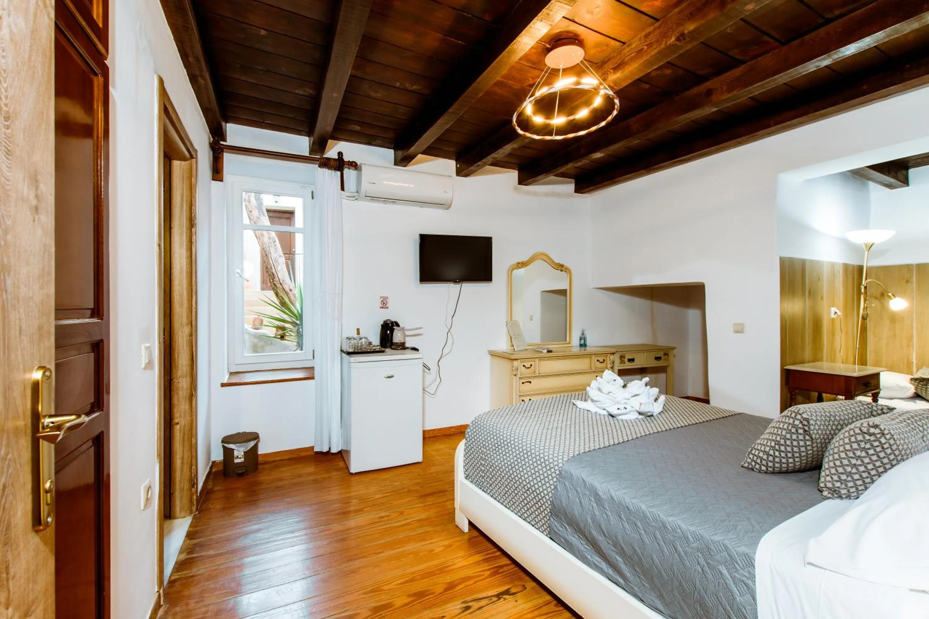 Photo of the whole room, Bed in Bozzali Deluxe Hotel