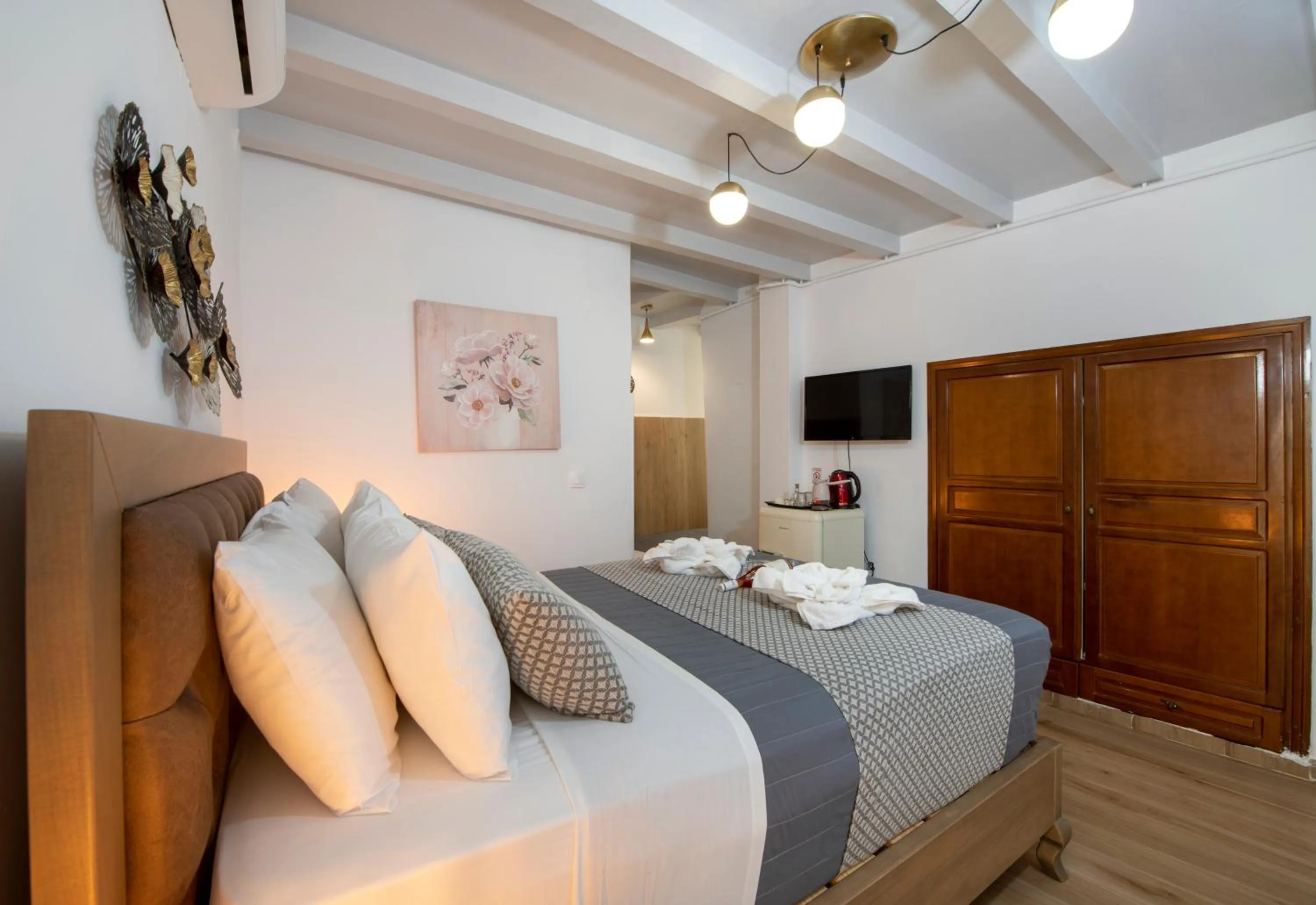 Photo of the whole room, Bed in Bozzali Deluxe Hotel