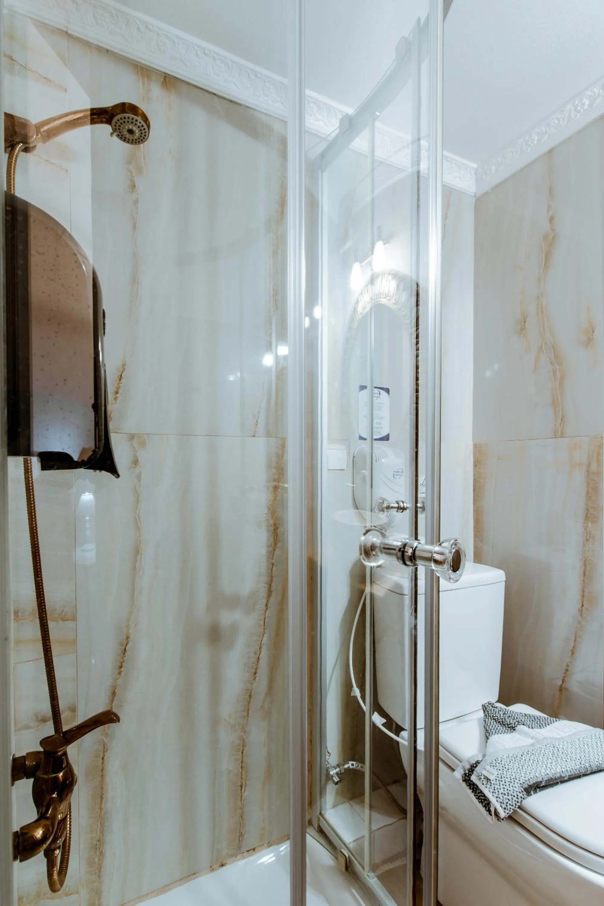 Shower in Bozzali Deluxe Hotel