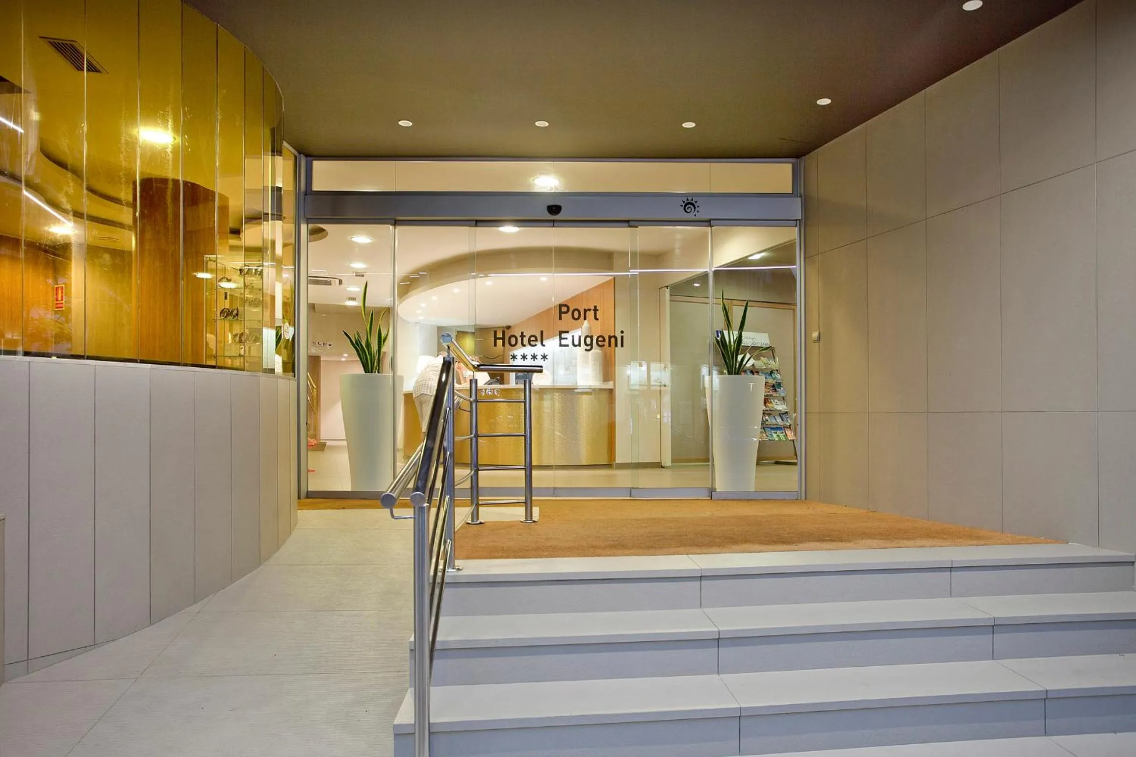 Facade/entrance in Port Eugeni