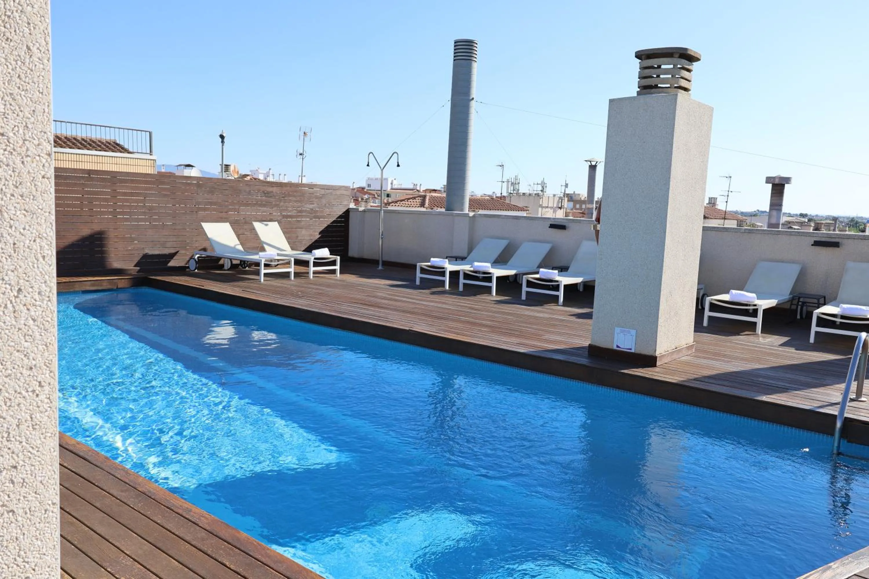 Swimming pool in Port Eugeni