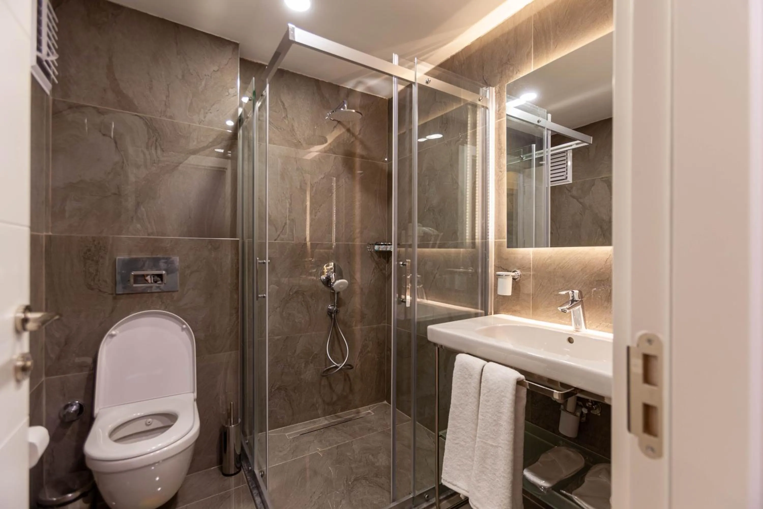 Shower in Lilium Luxury Suites