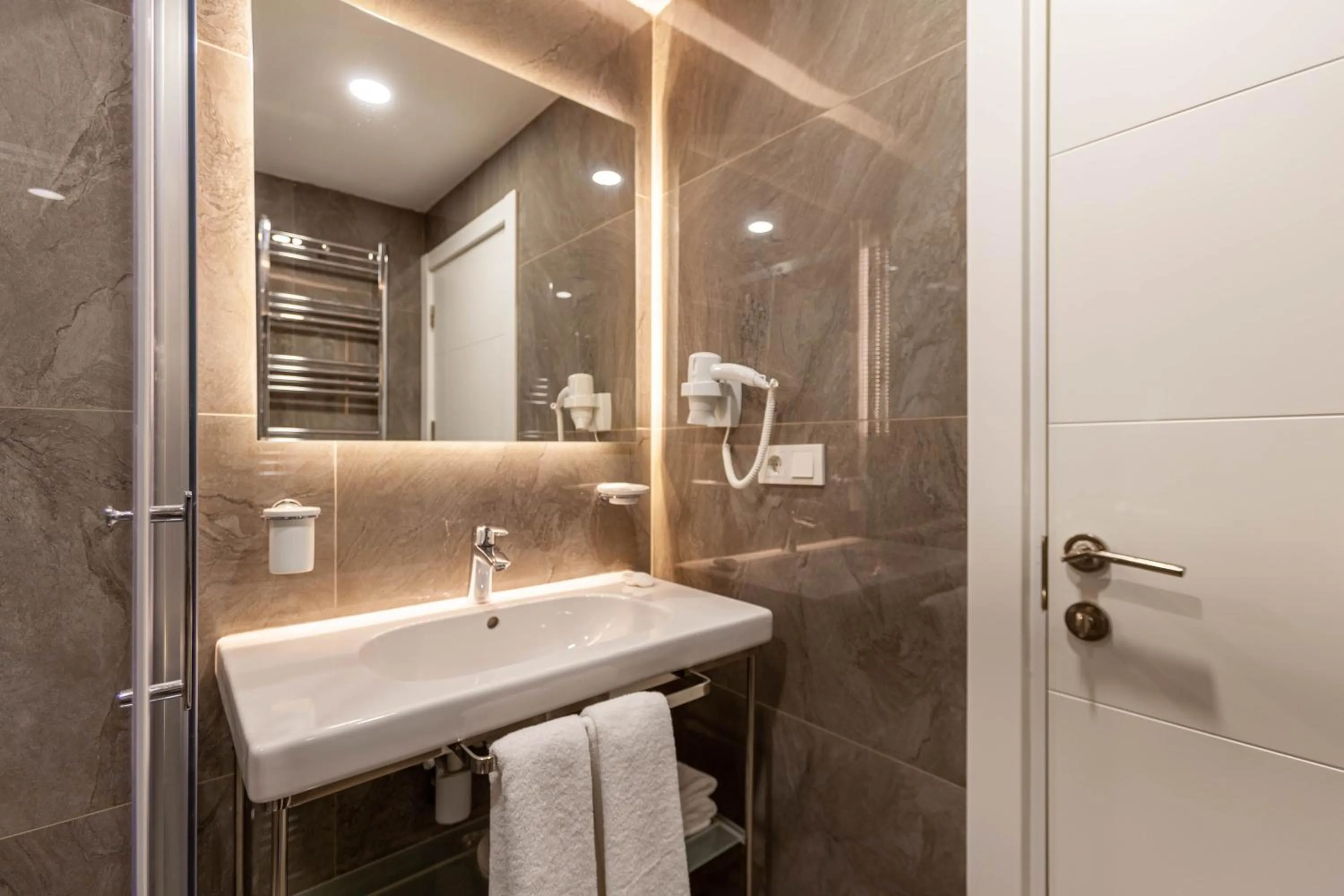 Shower in Lilium Luxury Suites