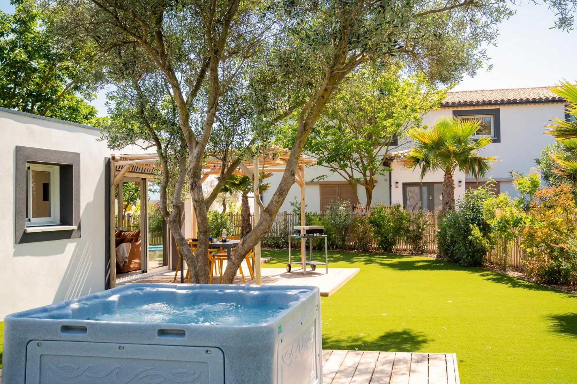 Property building in Mas Julia