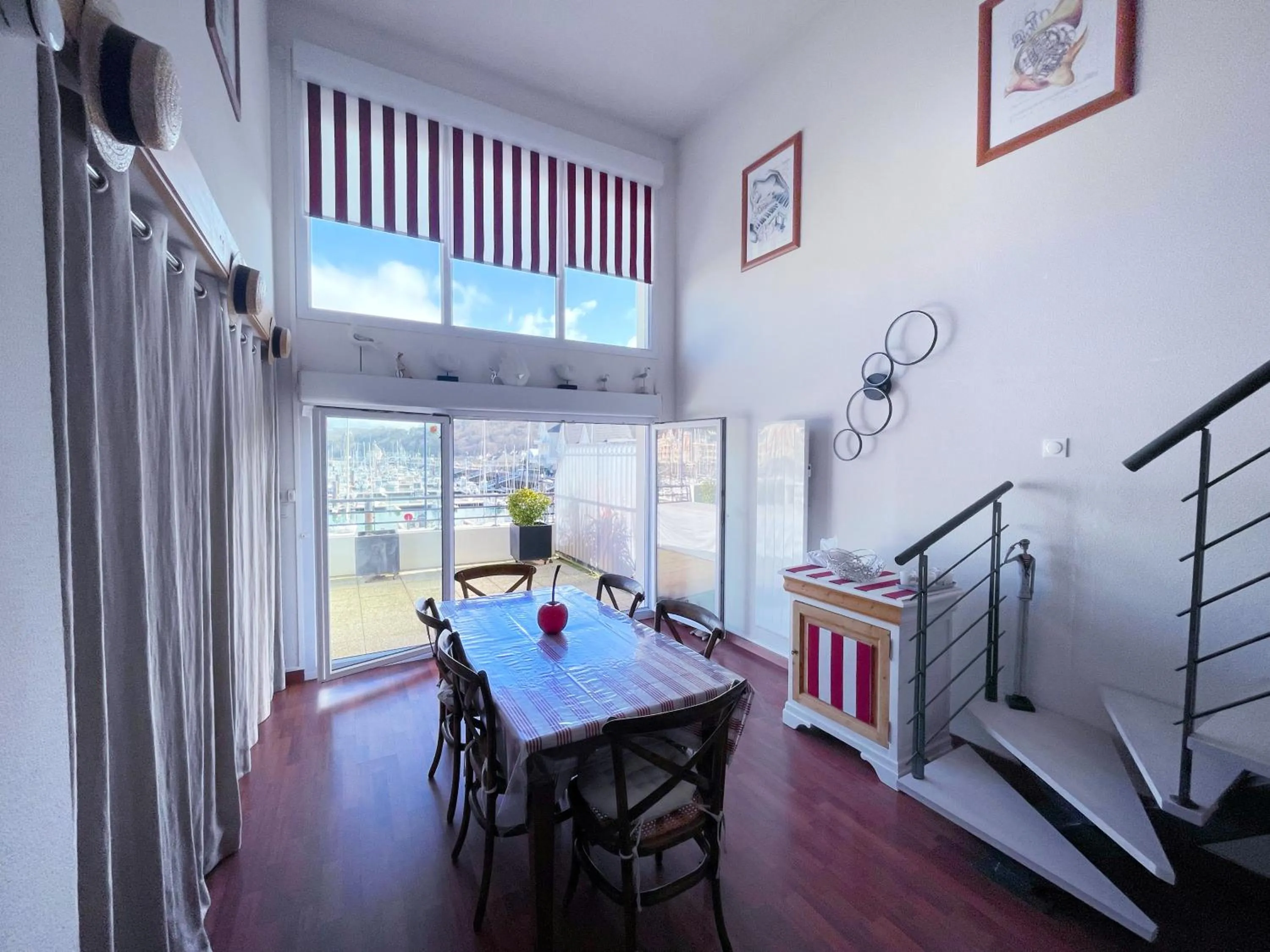 Loft duplex face au port, grande terrasse, plage pied, parking