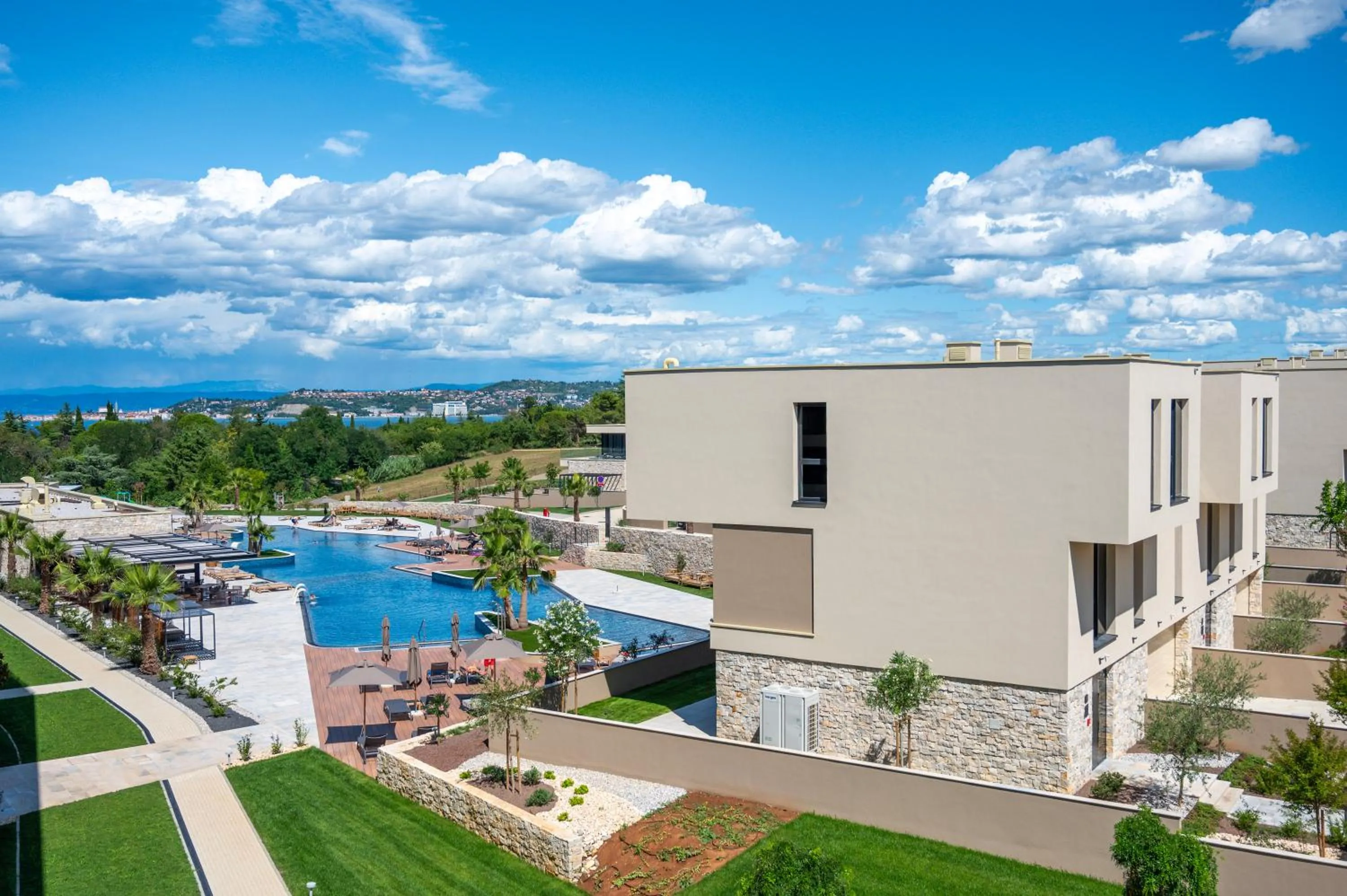 Area and facilities in Petram Resort & Residences