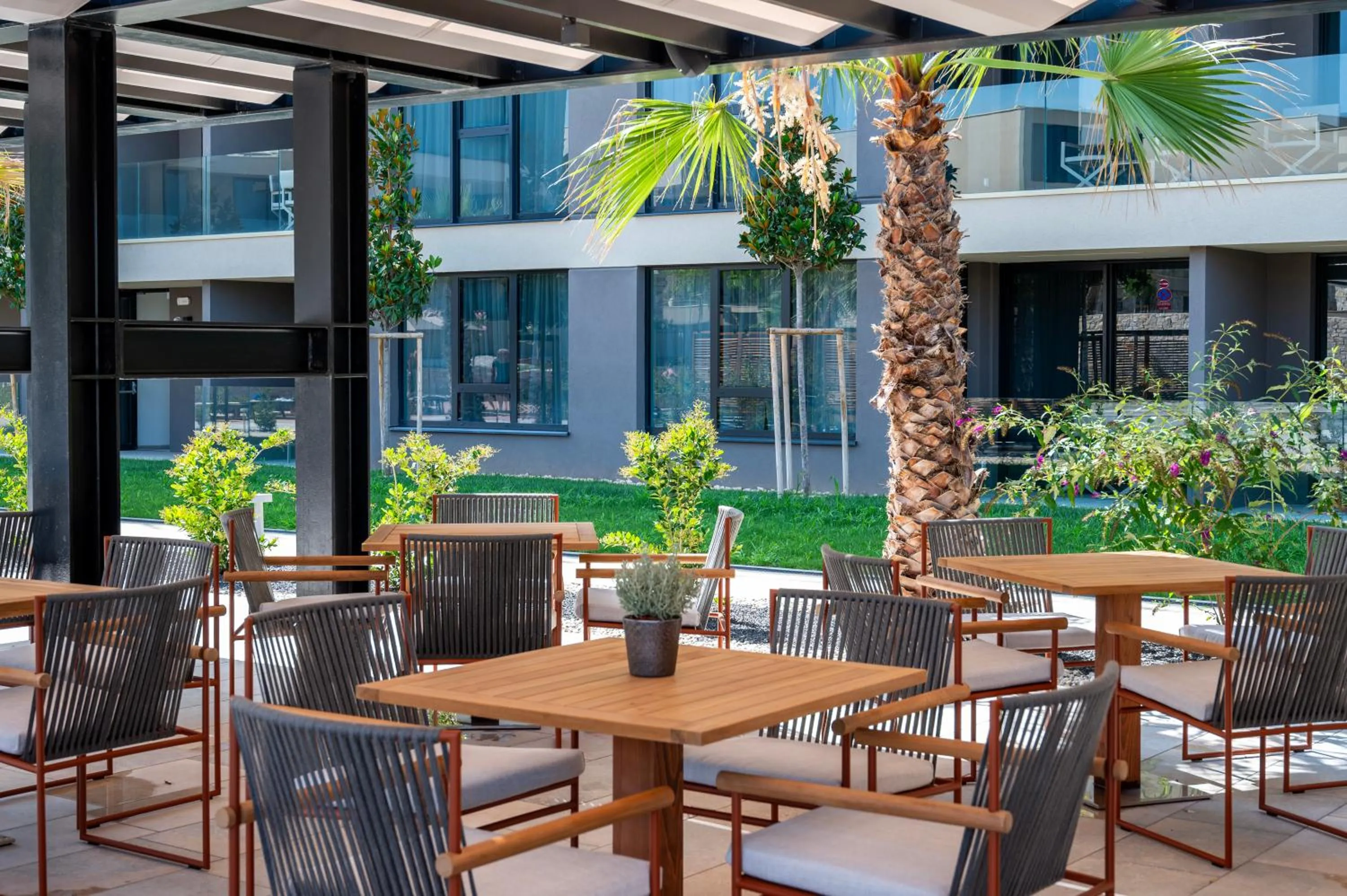 Restaurant/places to eat in Petram Resort & Residences