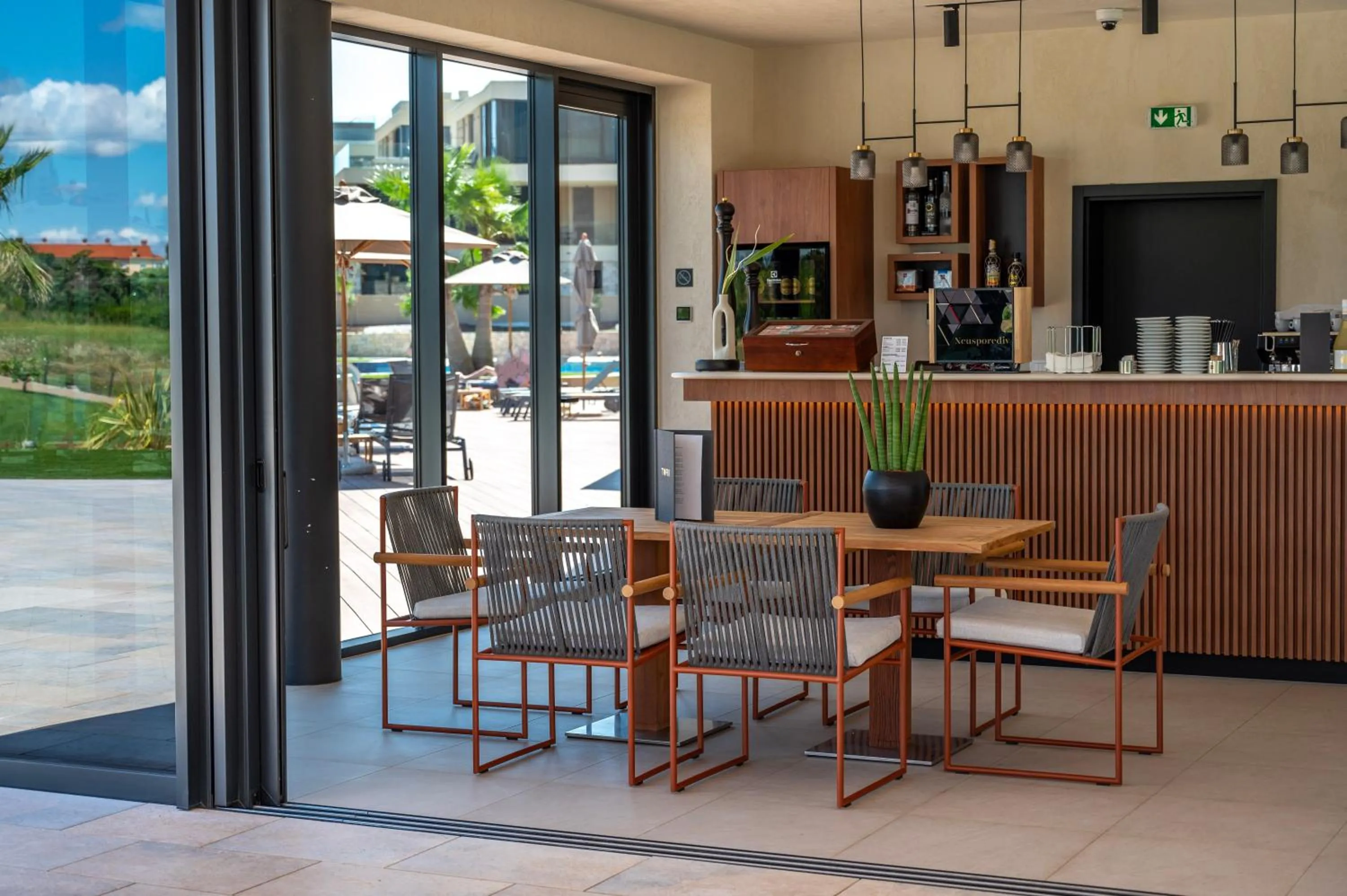 Restaurant/places to eat in Petram Resort & Residences