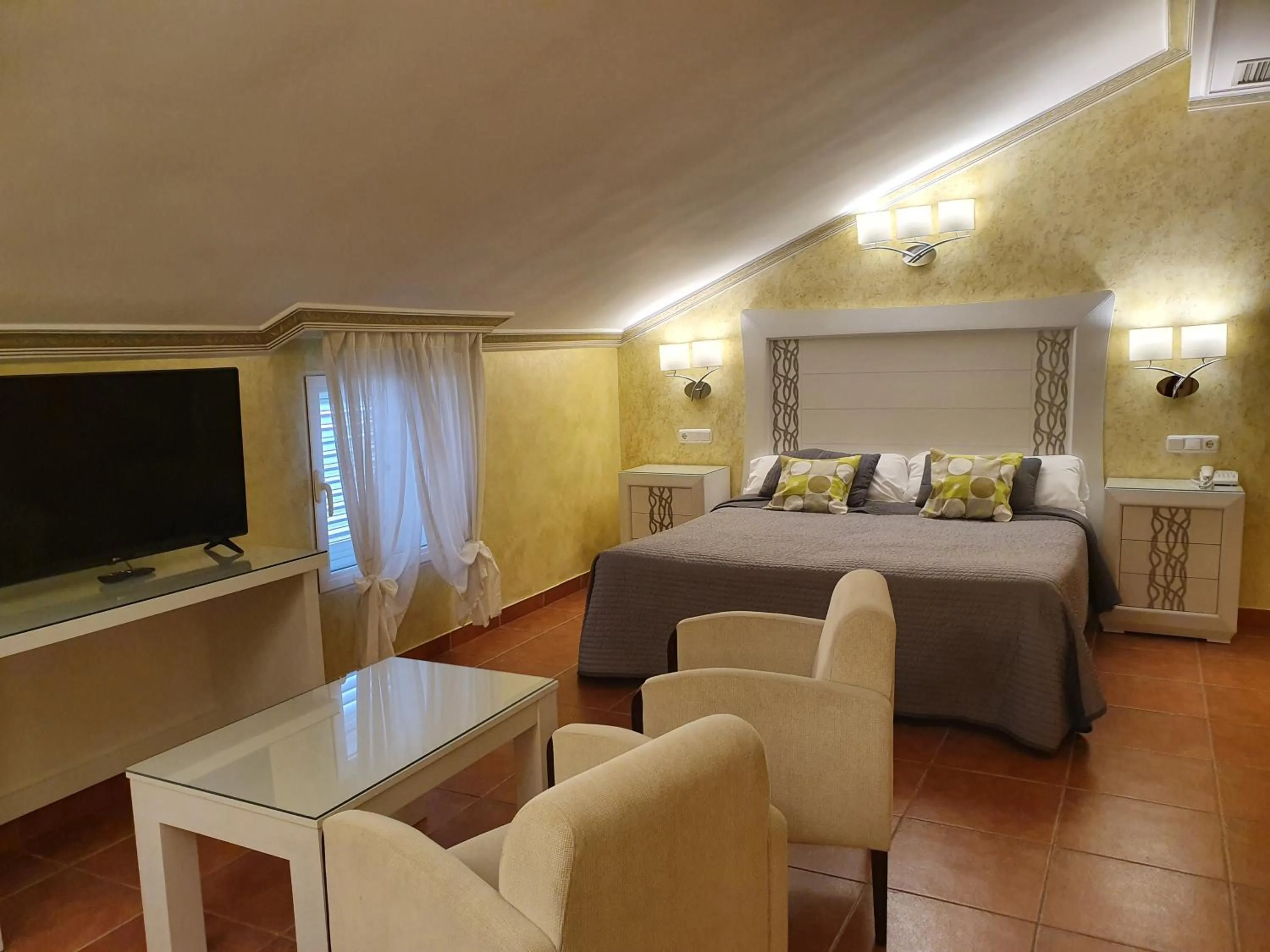 Photo of the whole room, Bed in Abadía Burgos Camino Santiago