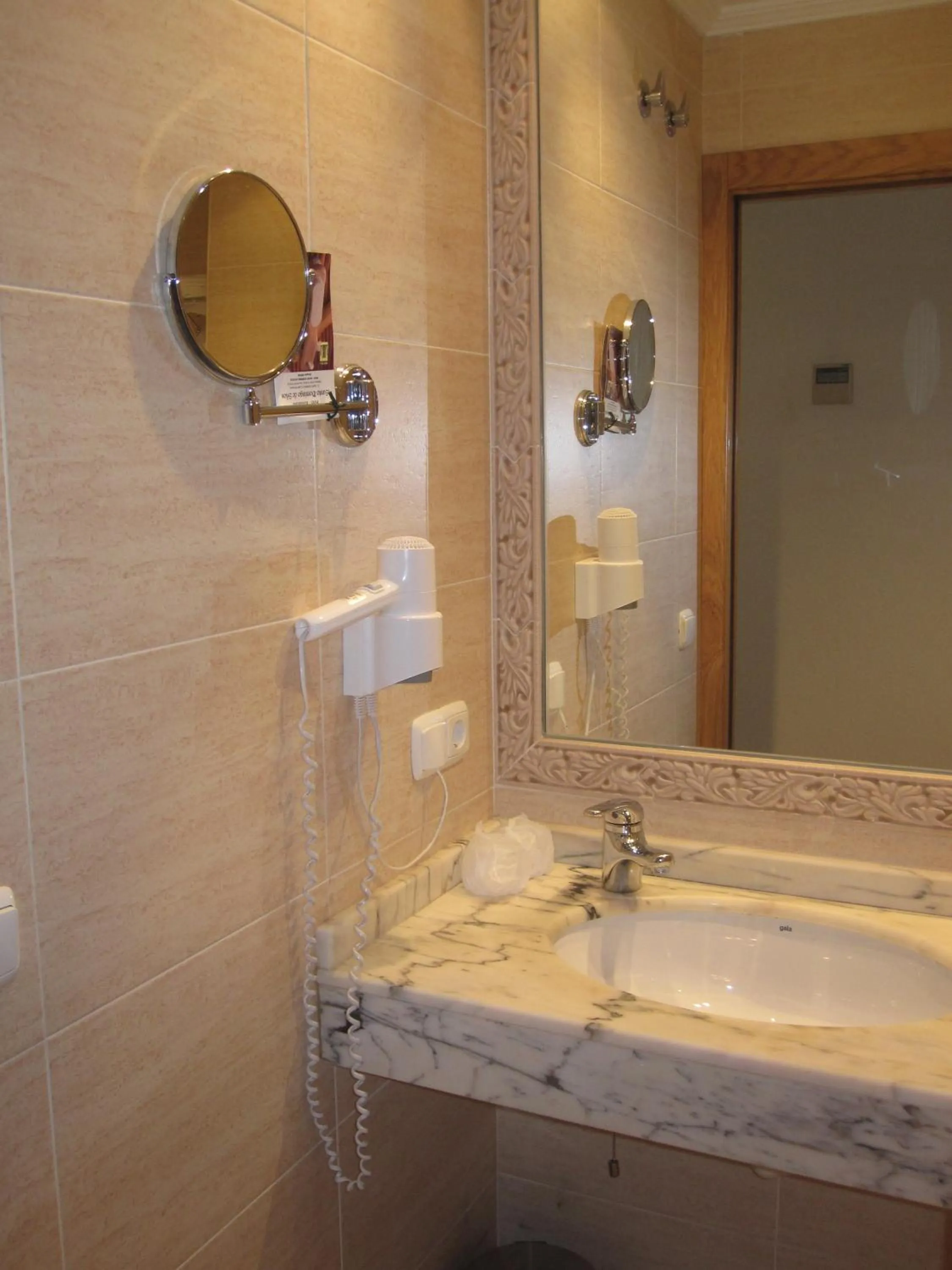 Bathroom in Abadía Burgos Camino Santiago