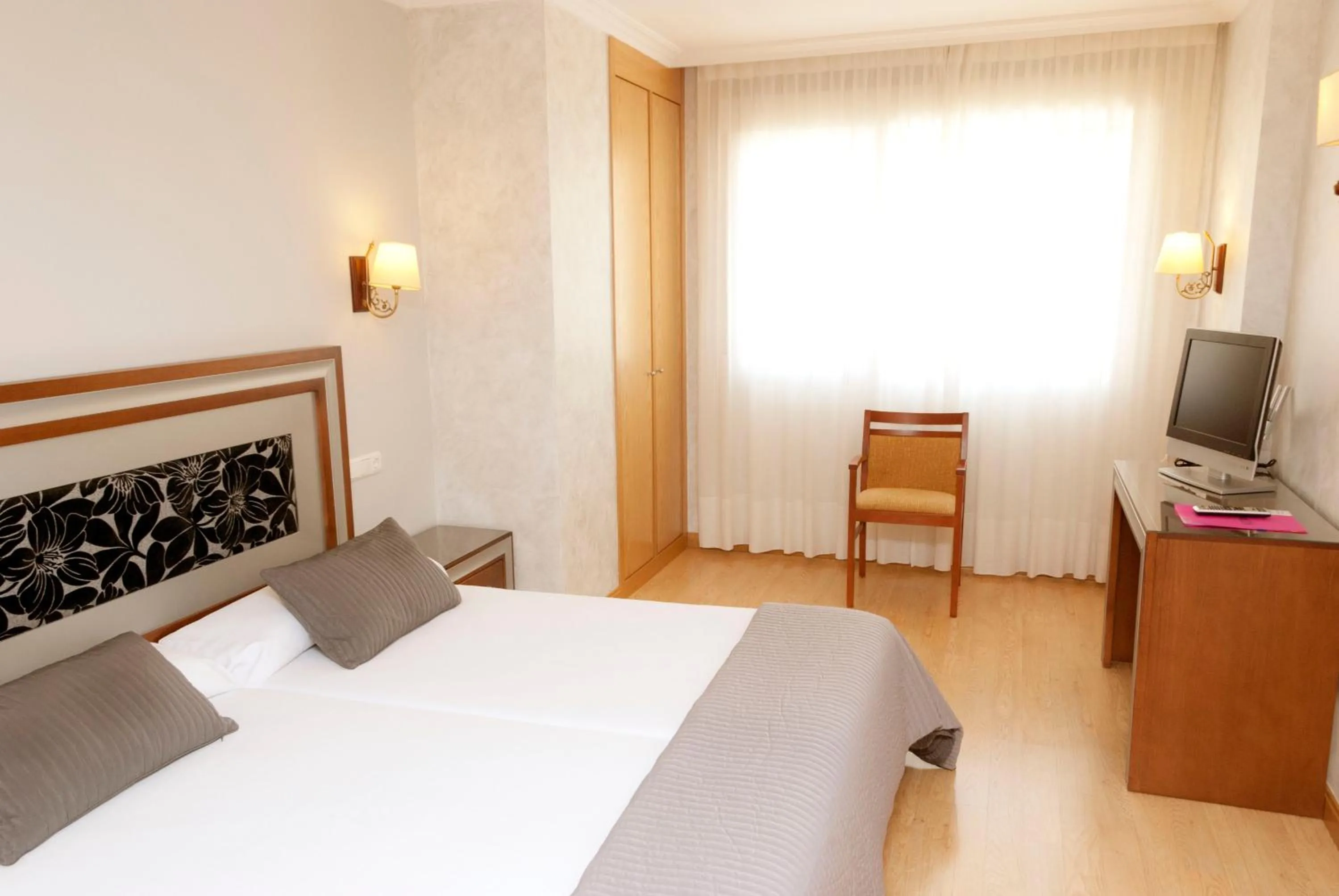 Photo of the whole room, Bed in Abadía Burgos Camino Santiago