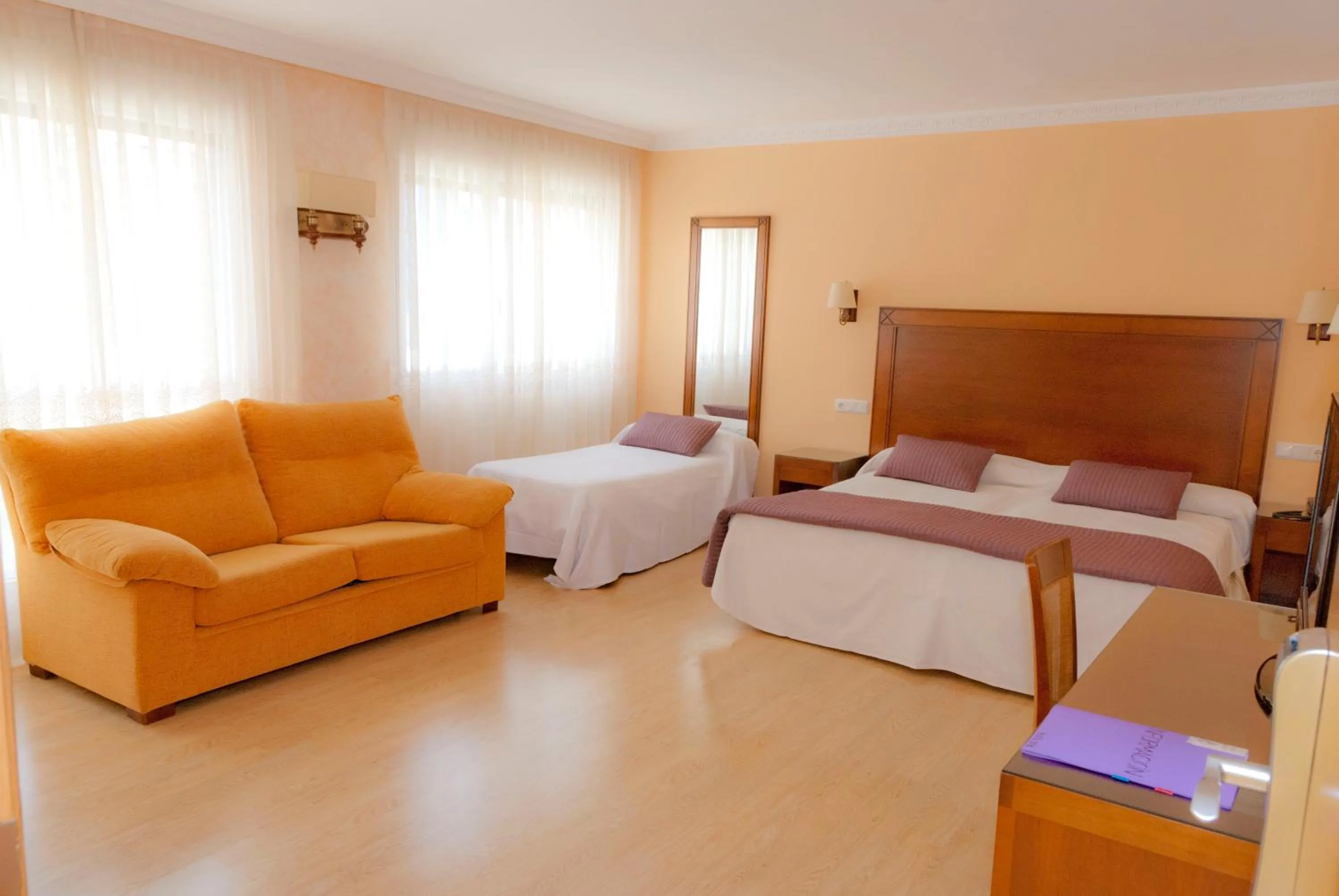 Photo of the whole room, Bed in Abadía Burgos Camino Santiago