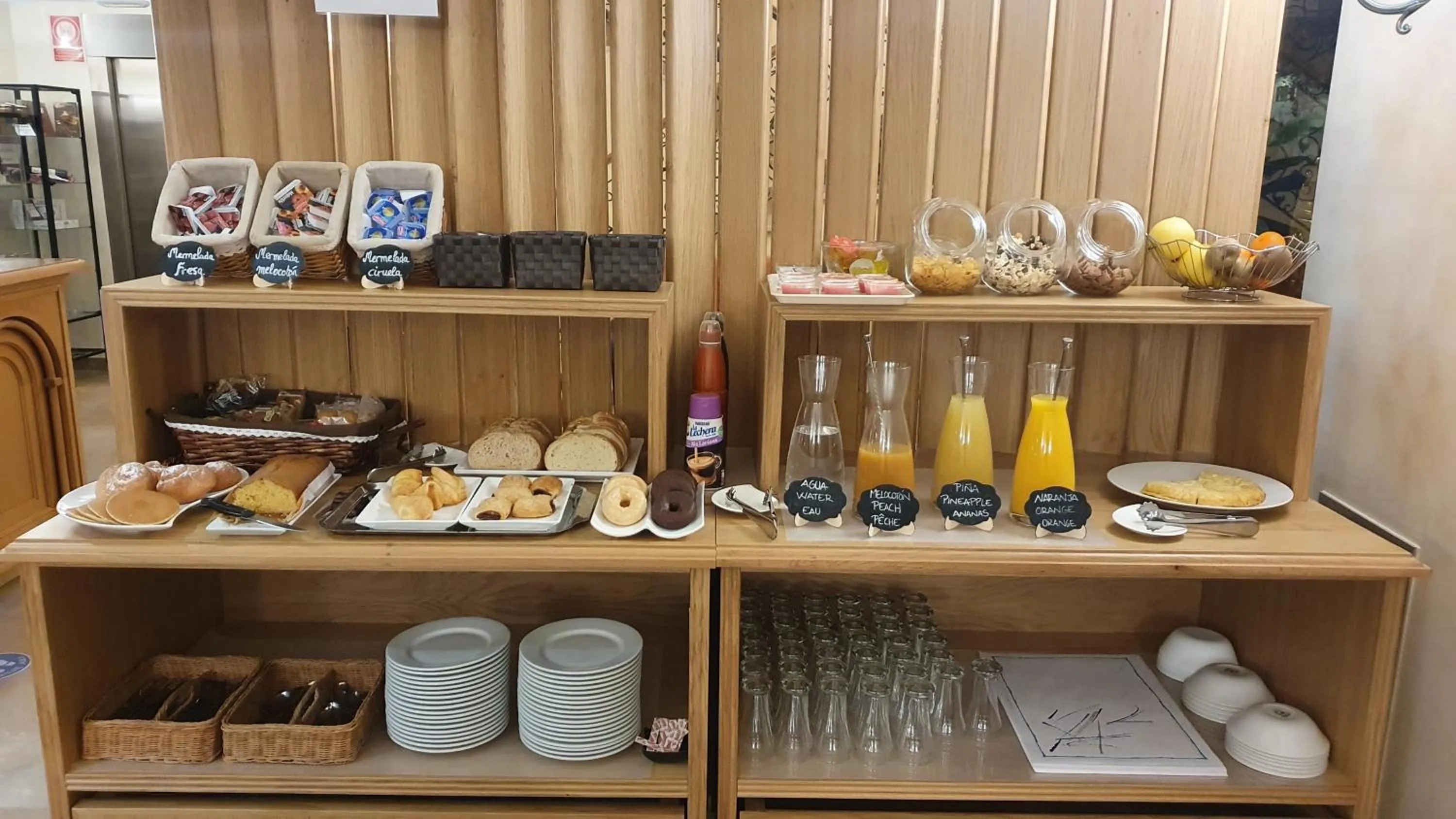 Breakfast in Abadía Burgos Camino Santiago