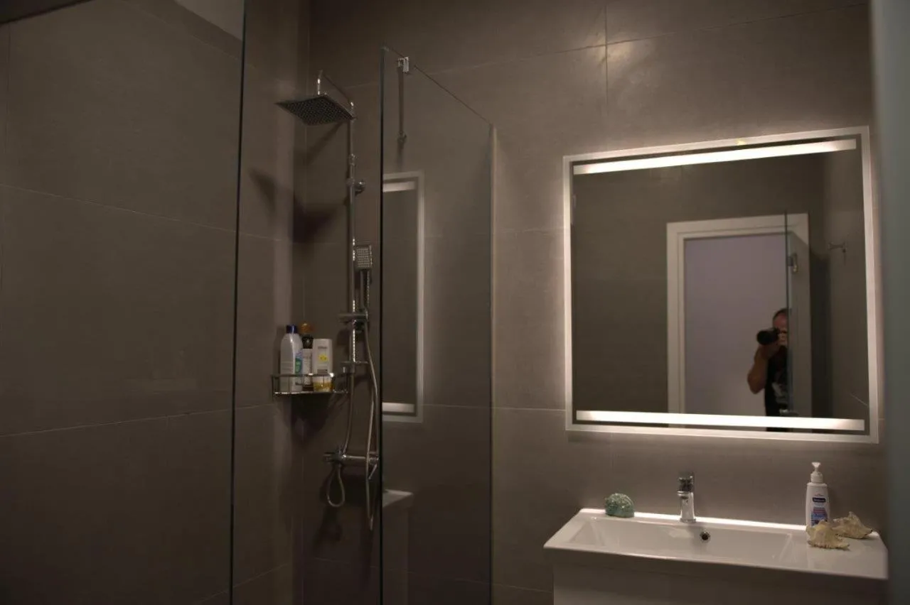 Shower in Synathens II - Apartments & Studios