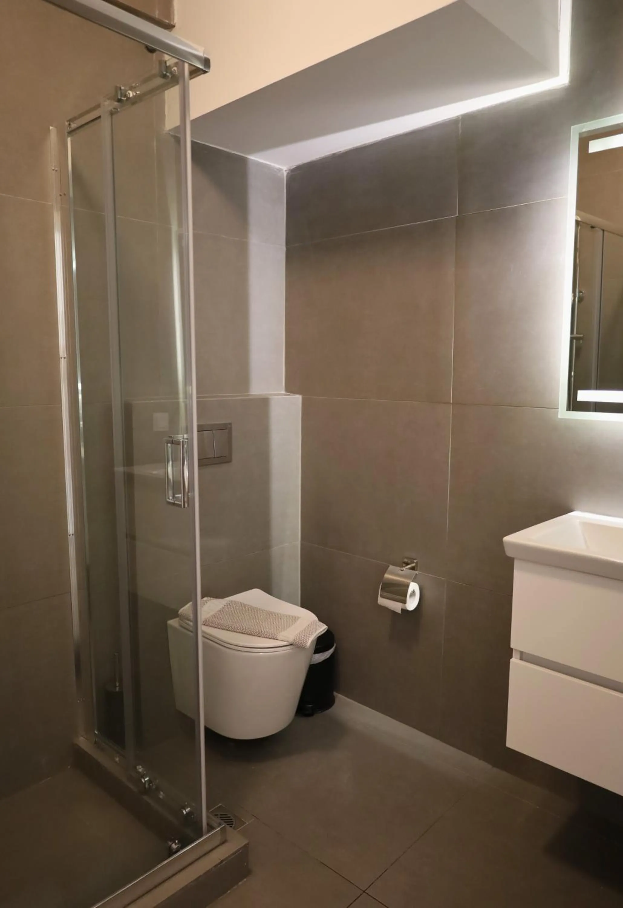Shower in Synathens II - Apartments & Studios