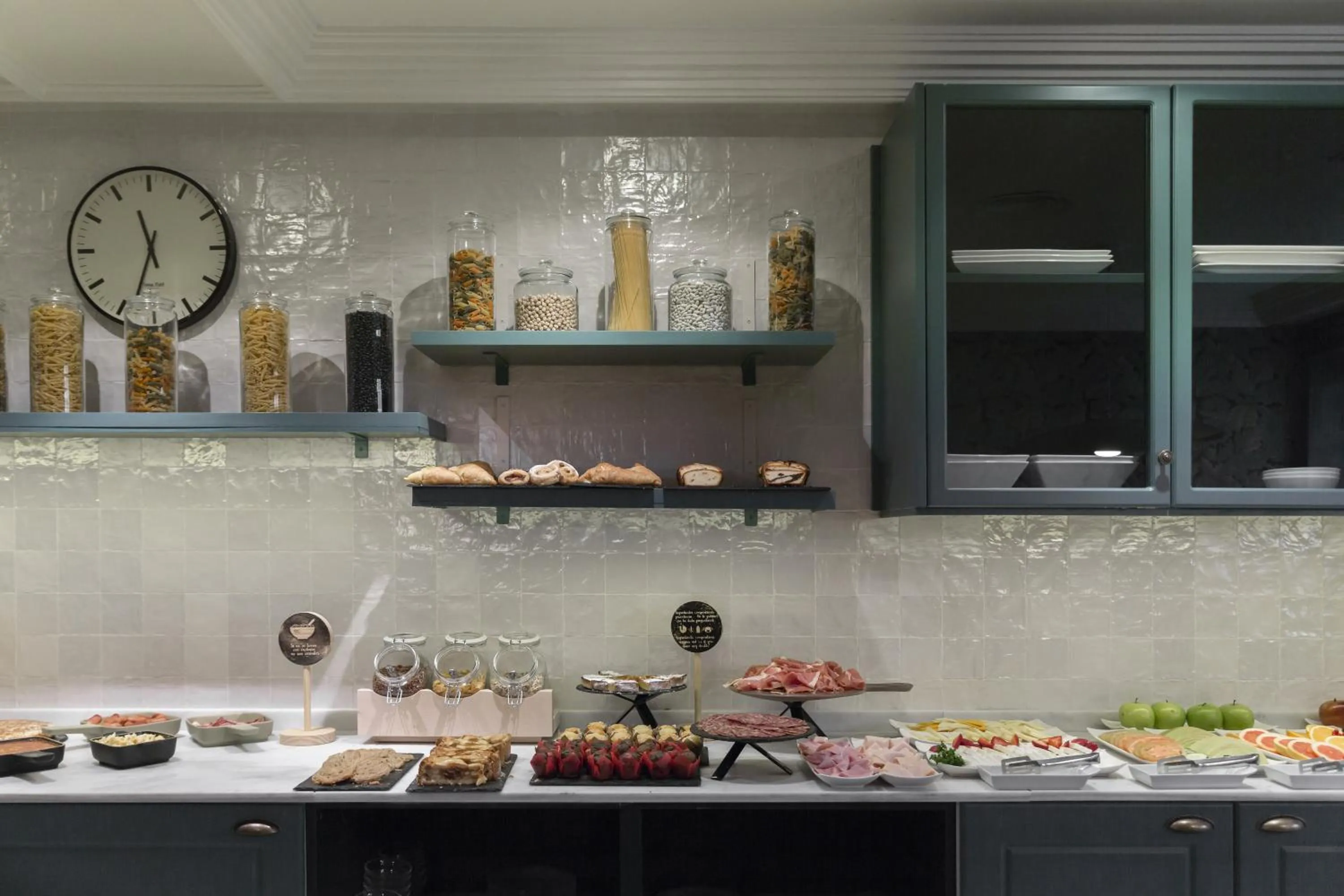 Food and drinks in Petit Palace Puerta de Triana