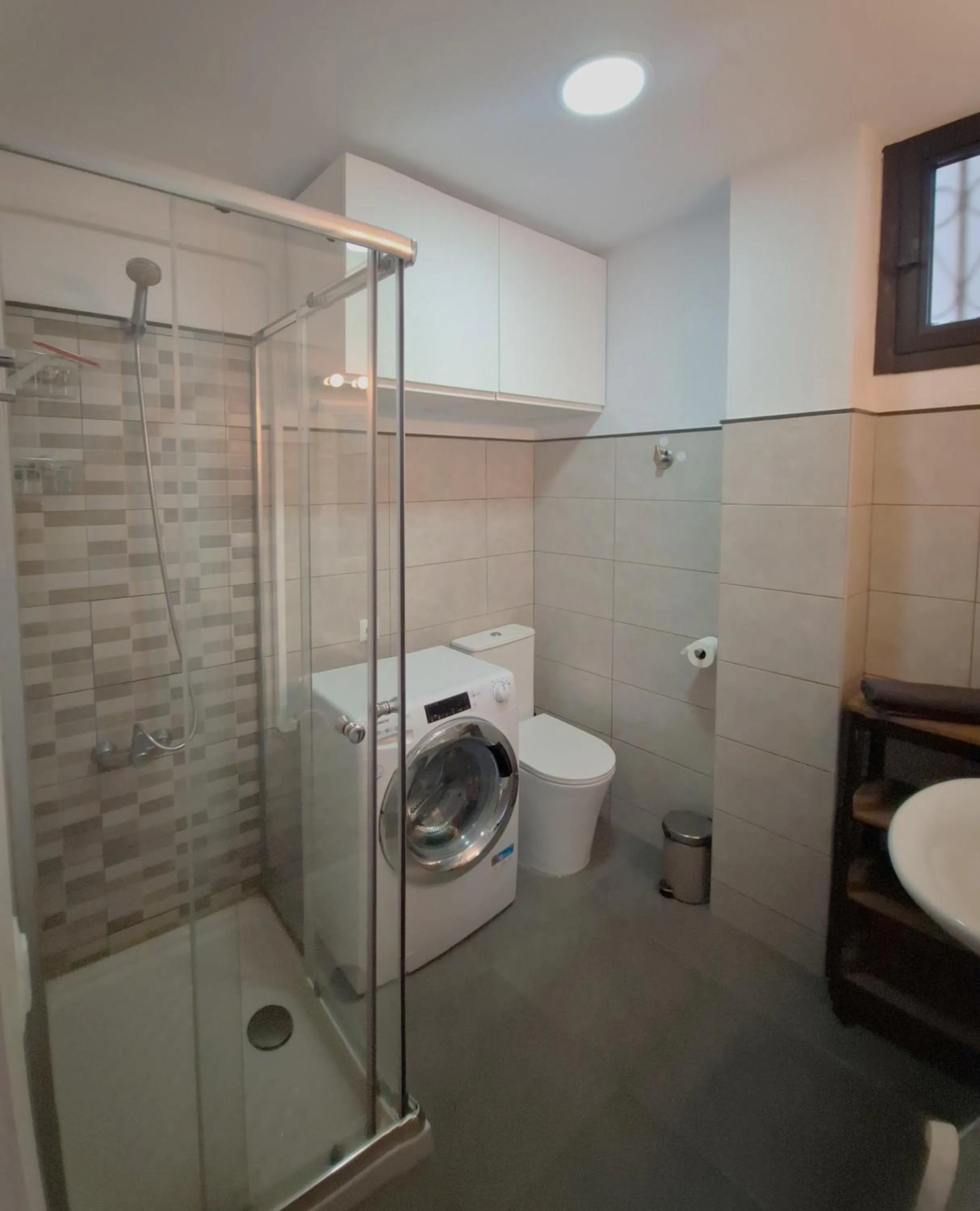 Shower in Stylish 2-Bedroom Apartment Yumbo