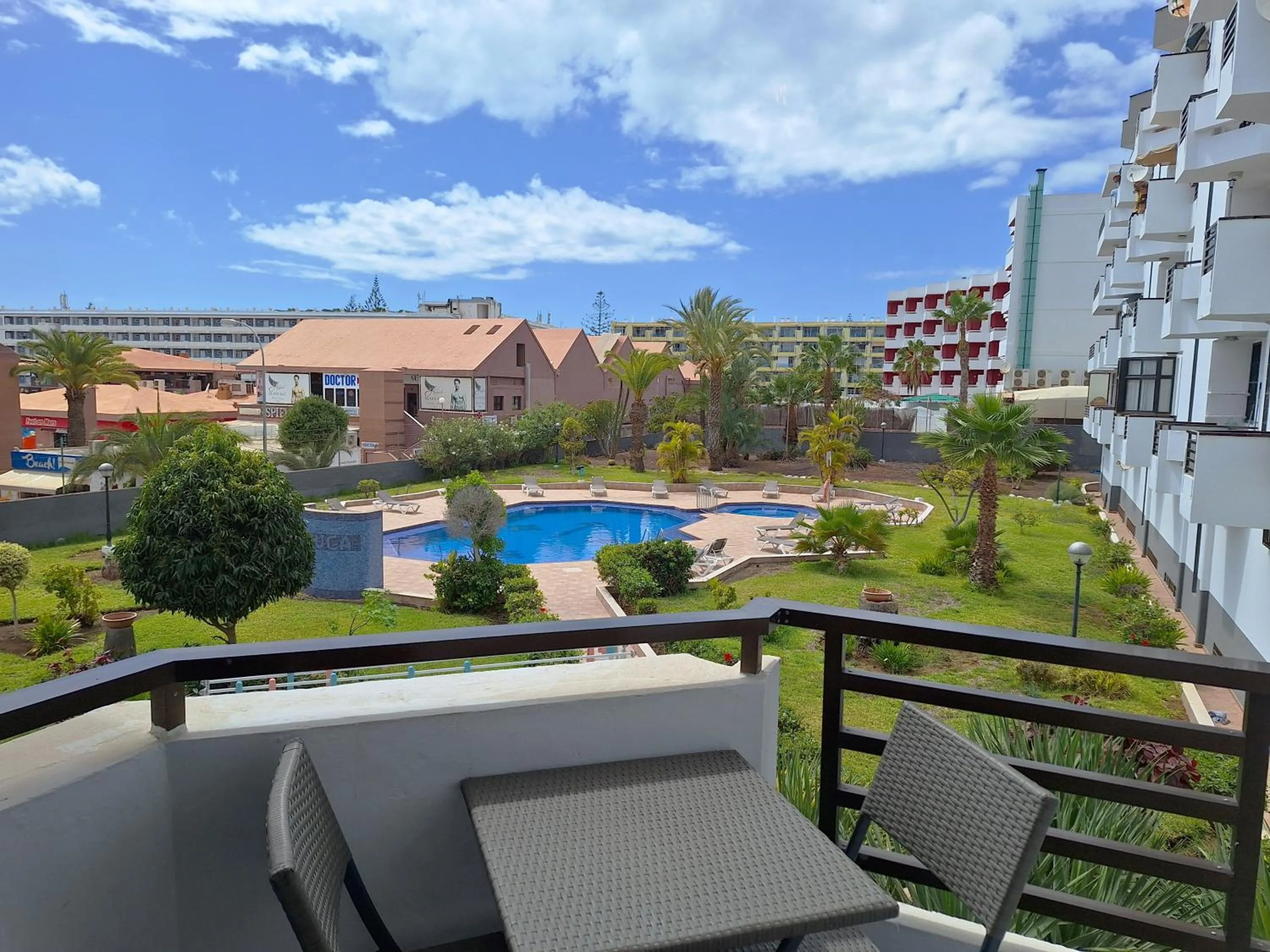 Garden in Stylish 2-Bedroom Apartment Yumbo