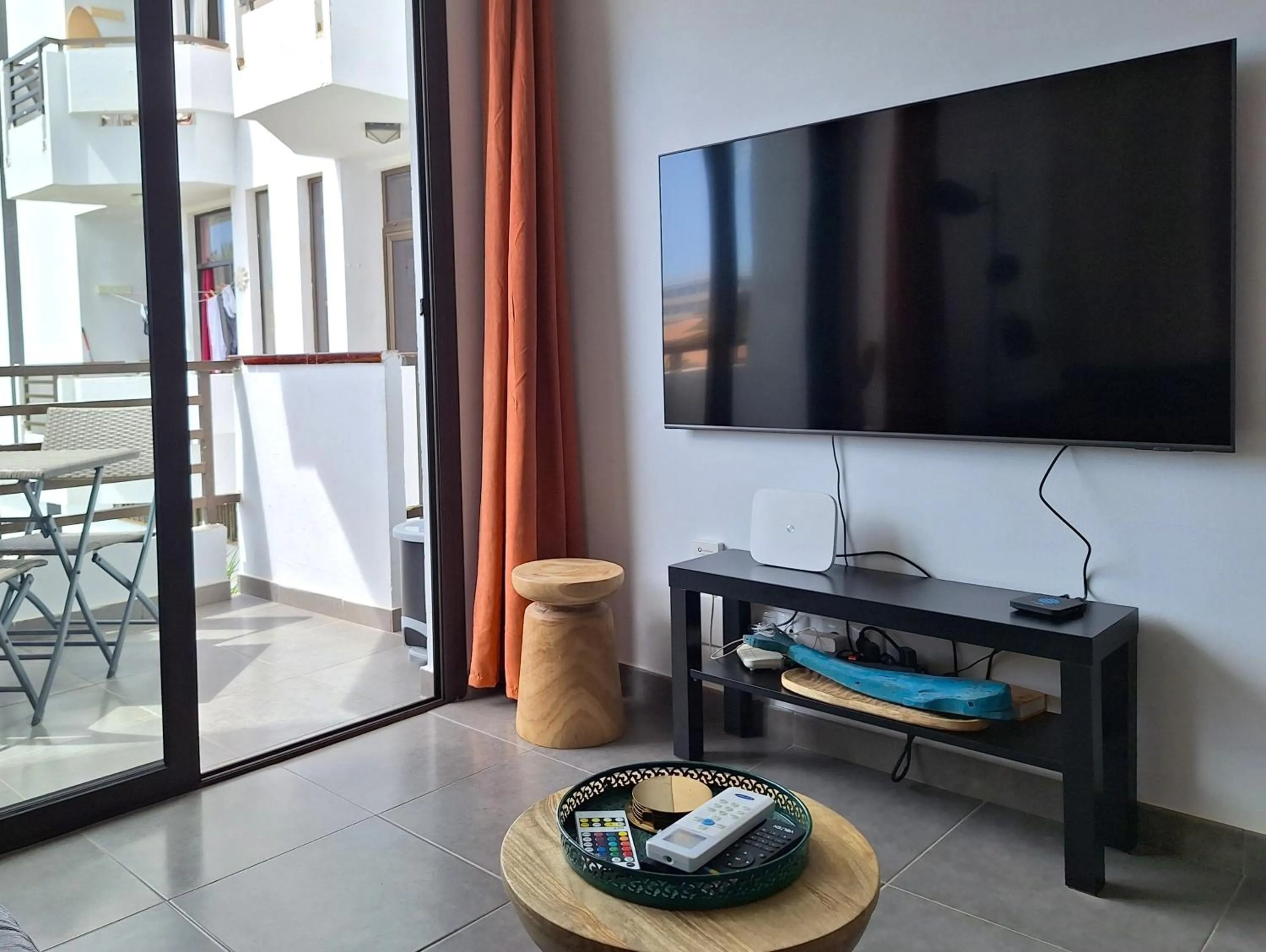 TV and multimedia in Stylish 2-Bedroom Apartment Yumbo