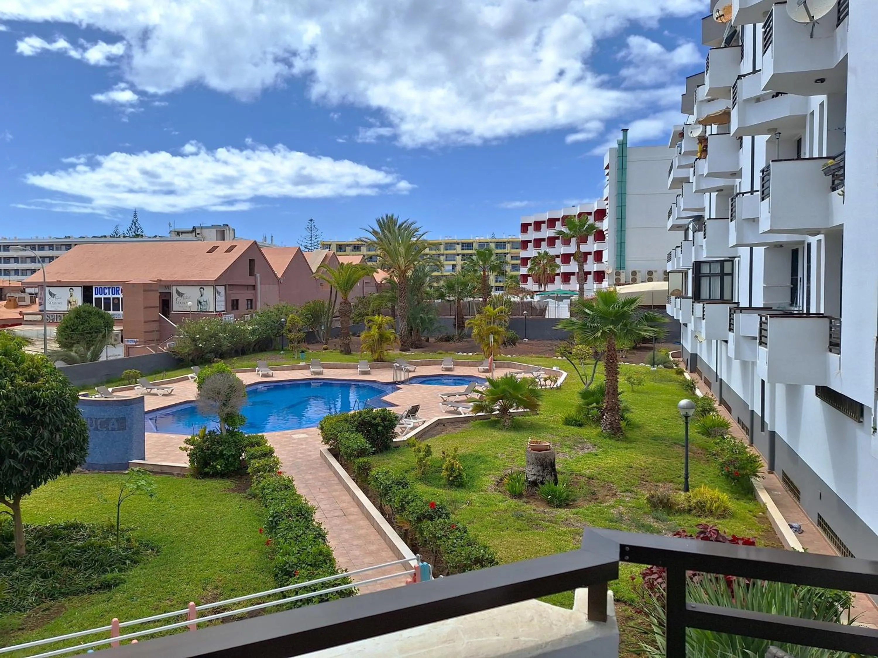 Day in Stylish 2-Bedroom Apartment Yumbo