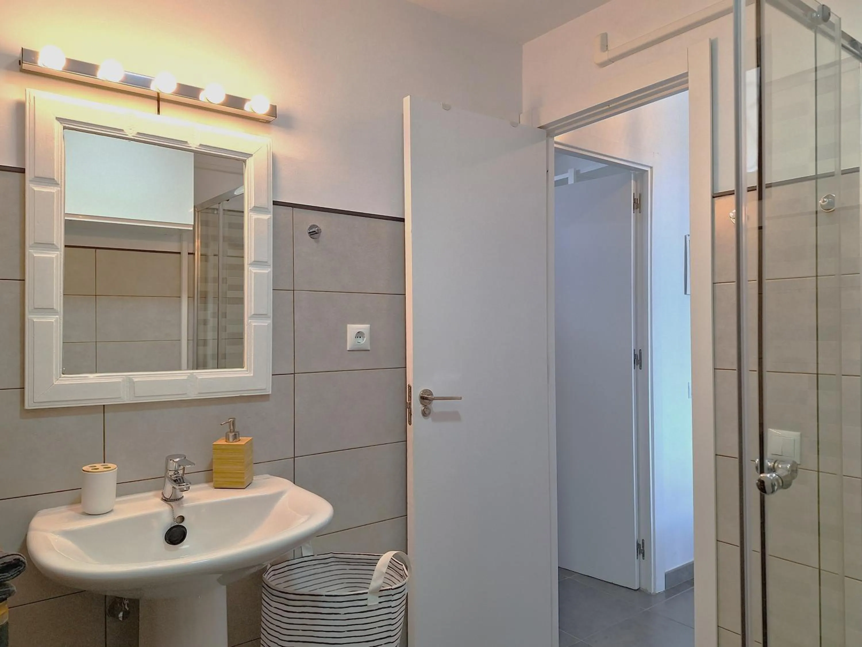 Bathroom in Stylish 2-Bedroom Apartment Yumbo