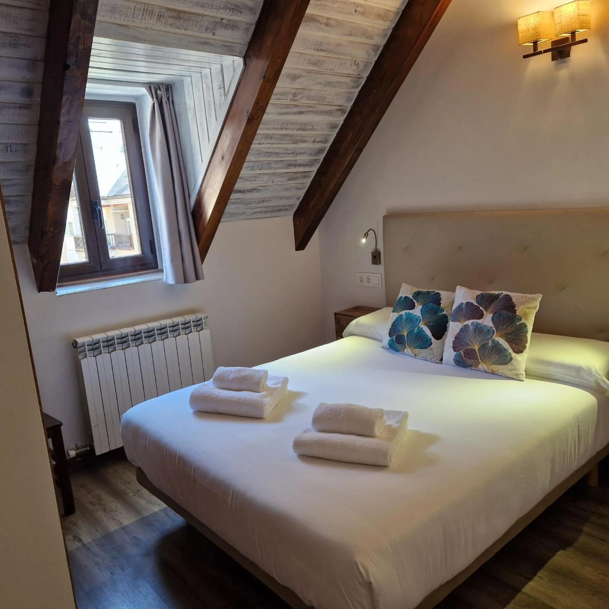 Bedroom, Bed in Eth Palai