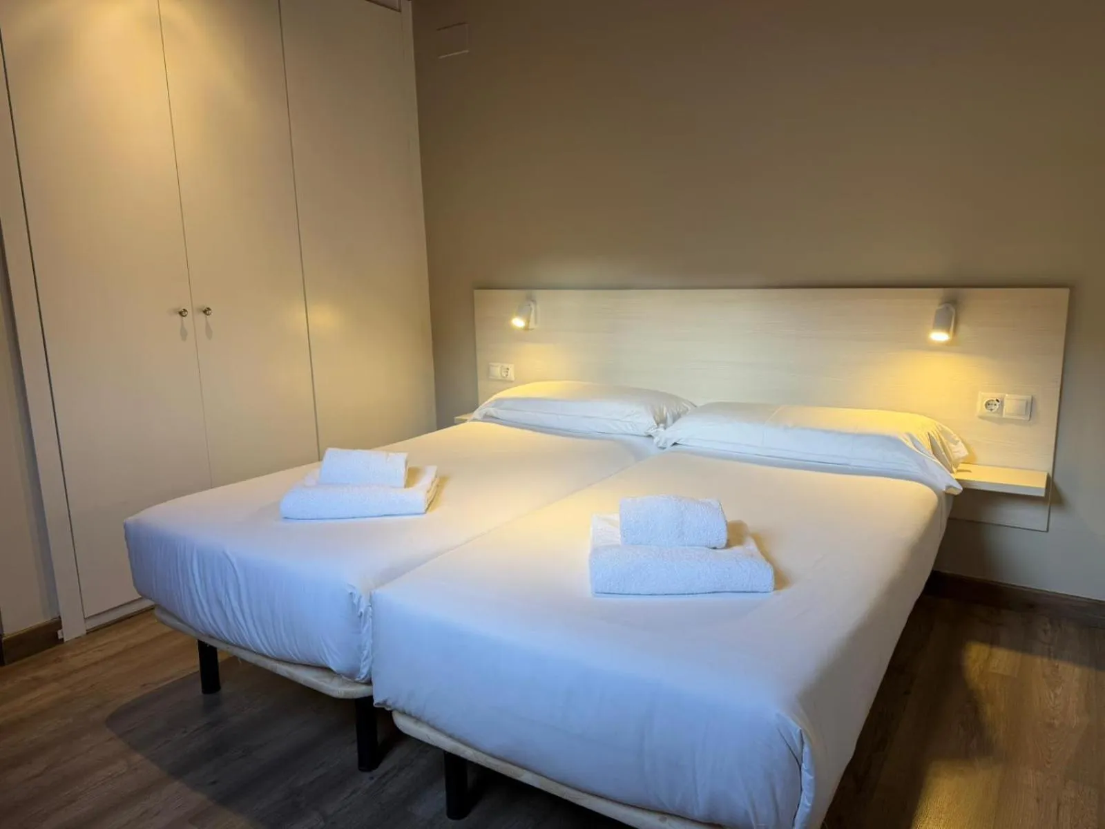 Bedroom, Bed in Eth Palai