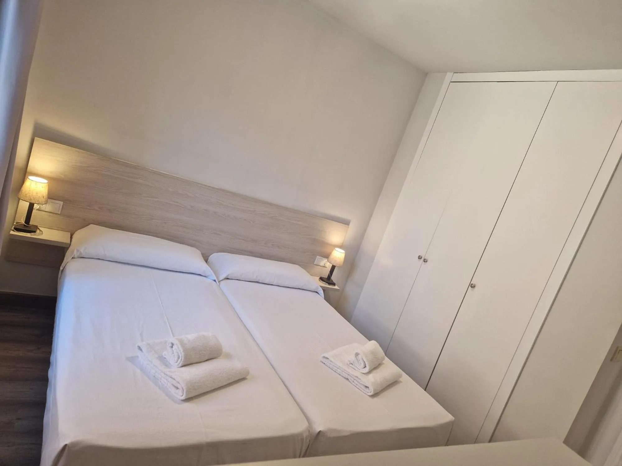 Bedroom, Bed in Eth Palai