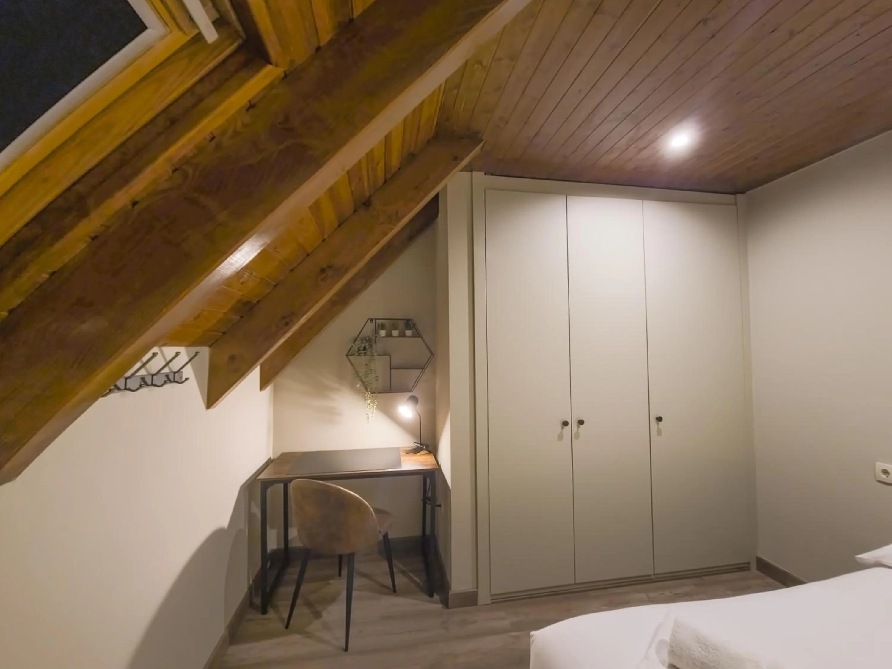 wardrobe, Bed in Eth Palai