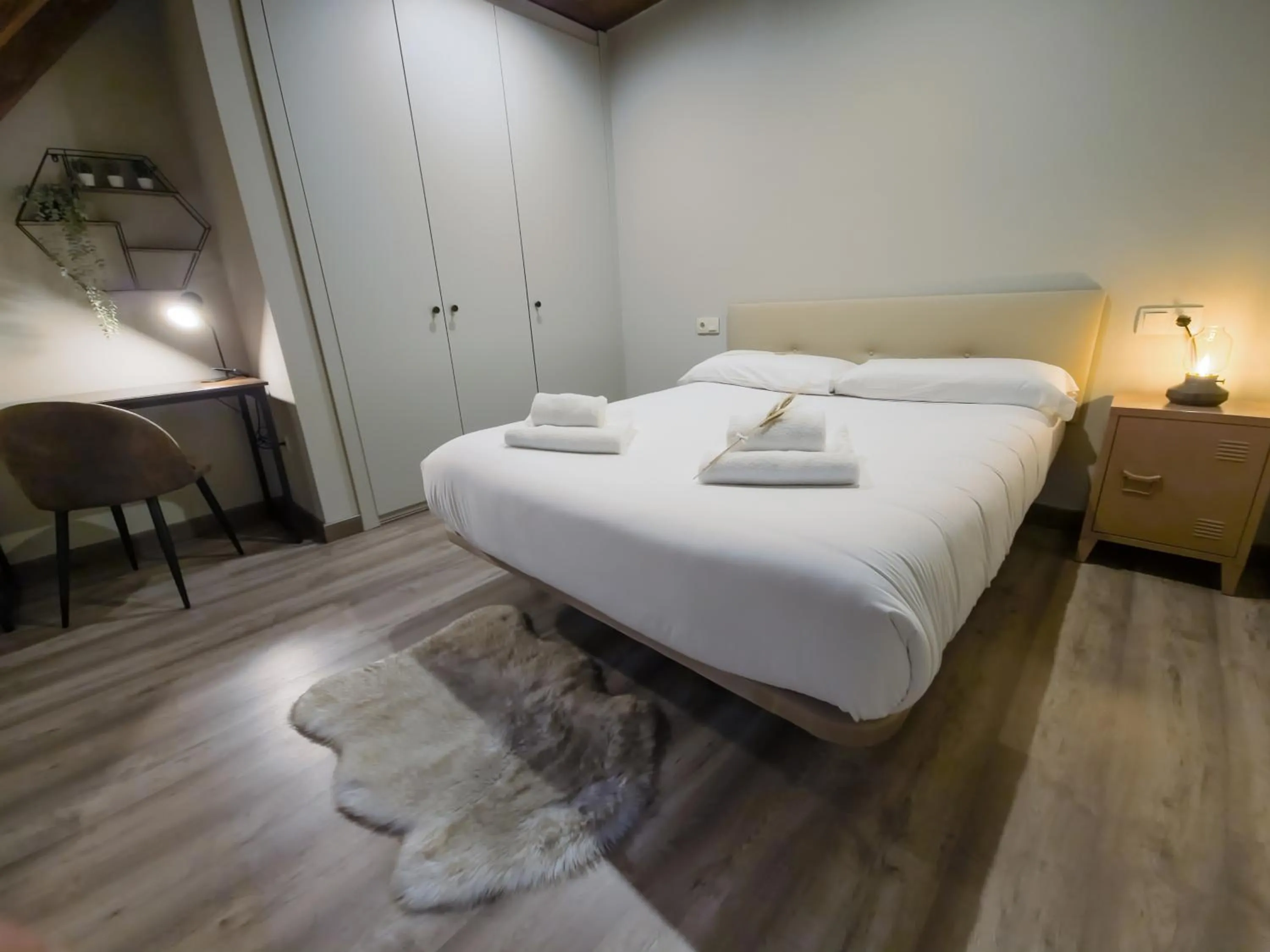 Bedroom, Bed in Eth Palai