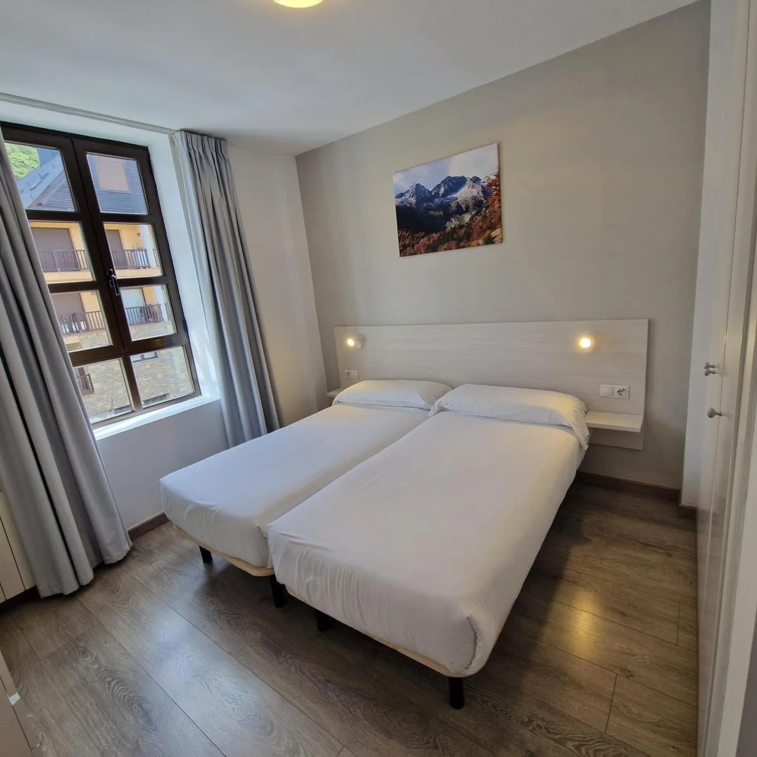 Bedroom, Bed in Eth Palai