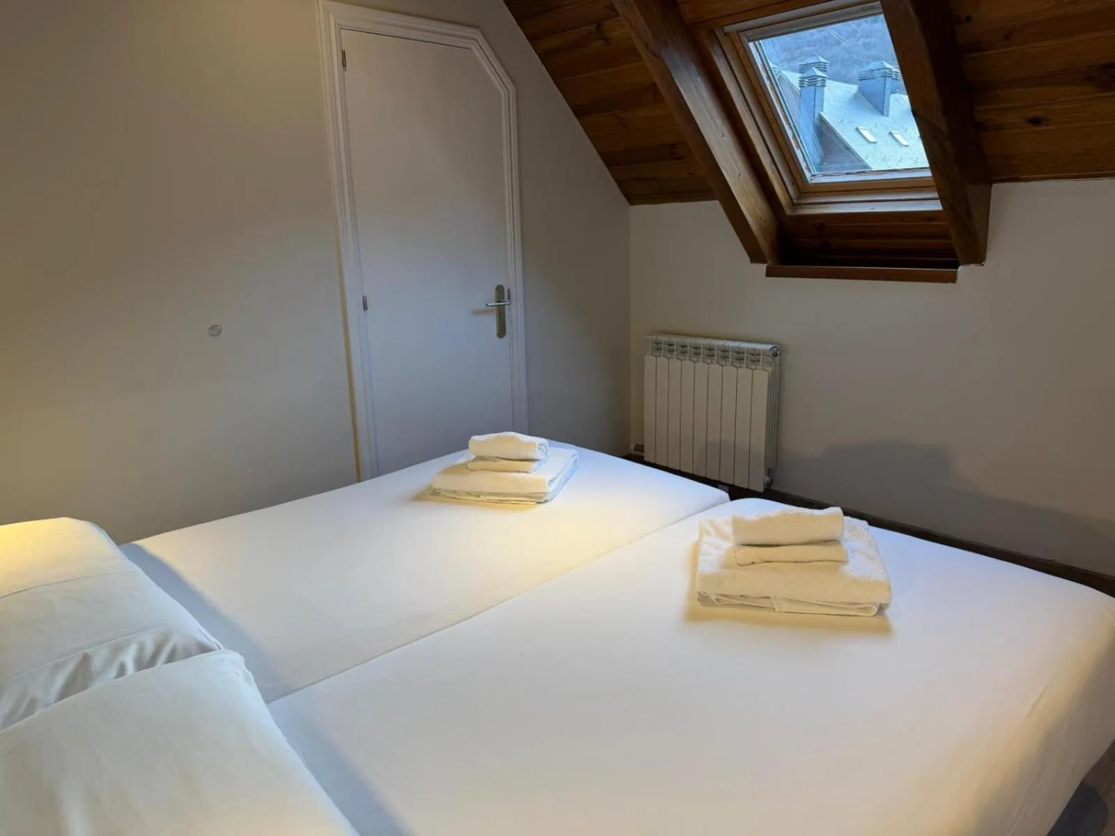 Bedroom, Bed in Eth Palai