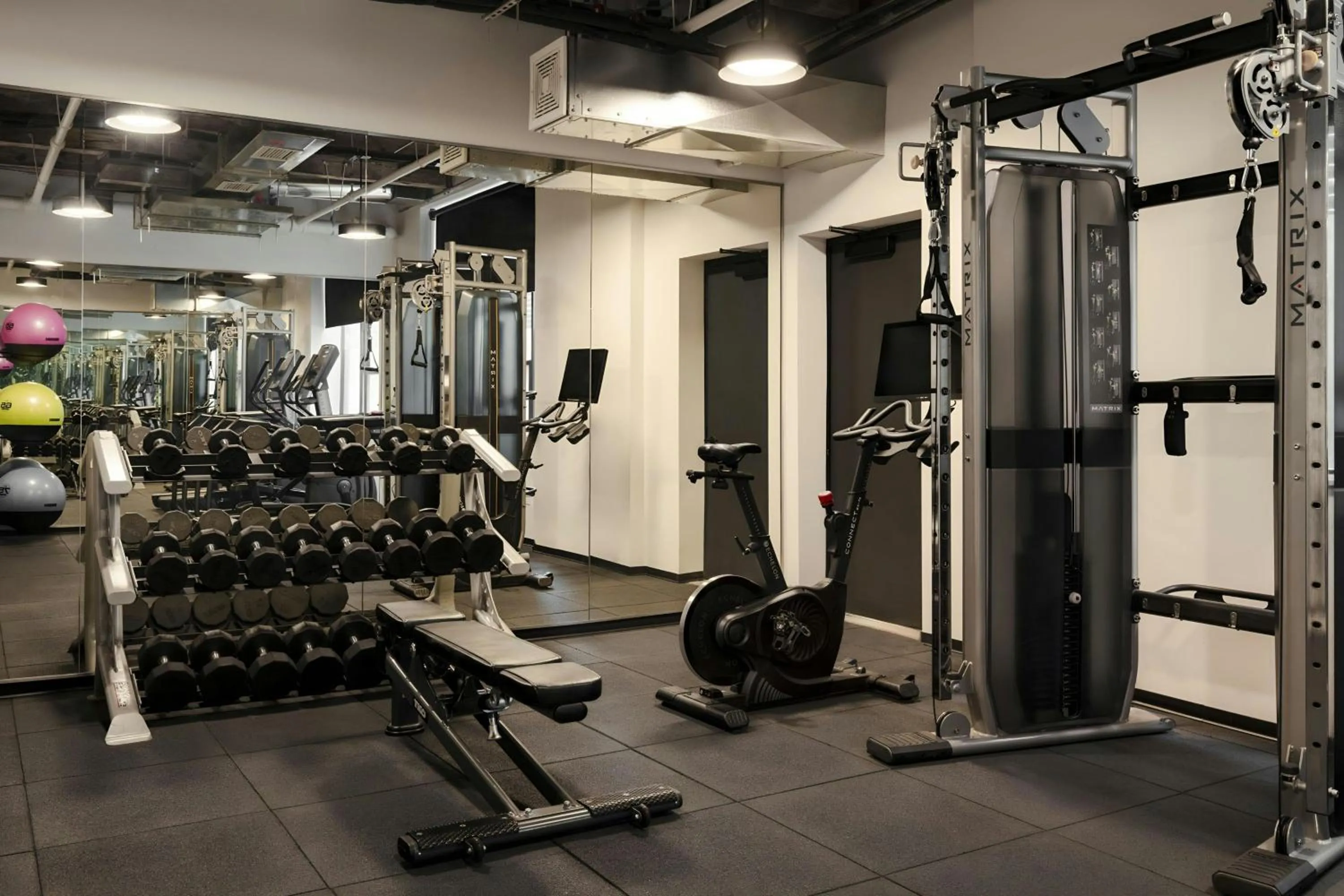 Fitness centre/facilities in Sonder by Marriott Bonvoy Market Hall Apartments West Loop