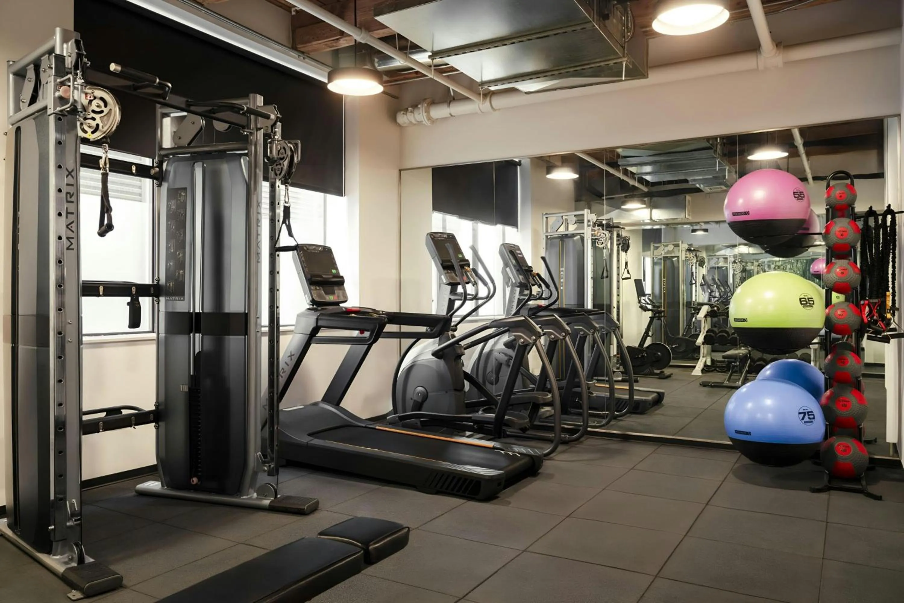 Fitness centre/facilities in Sonder by Marriott Bonvoy Market Hall Apartments West Loop